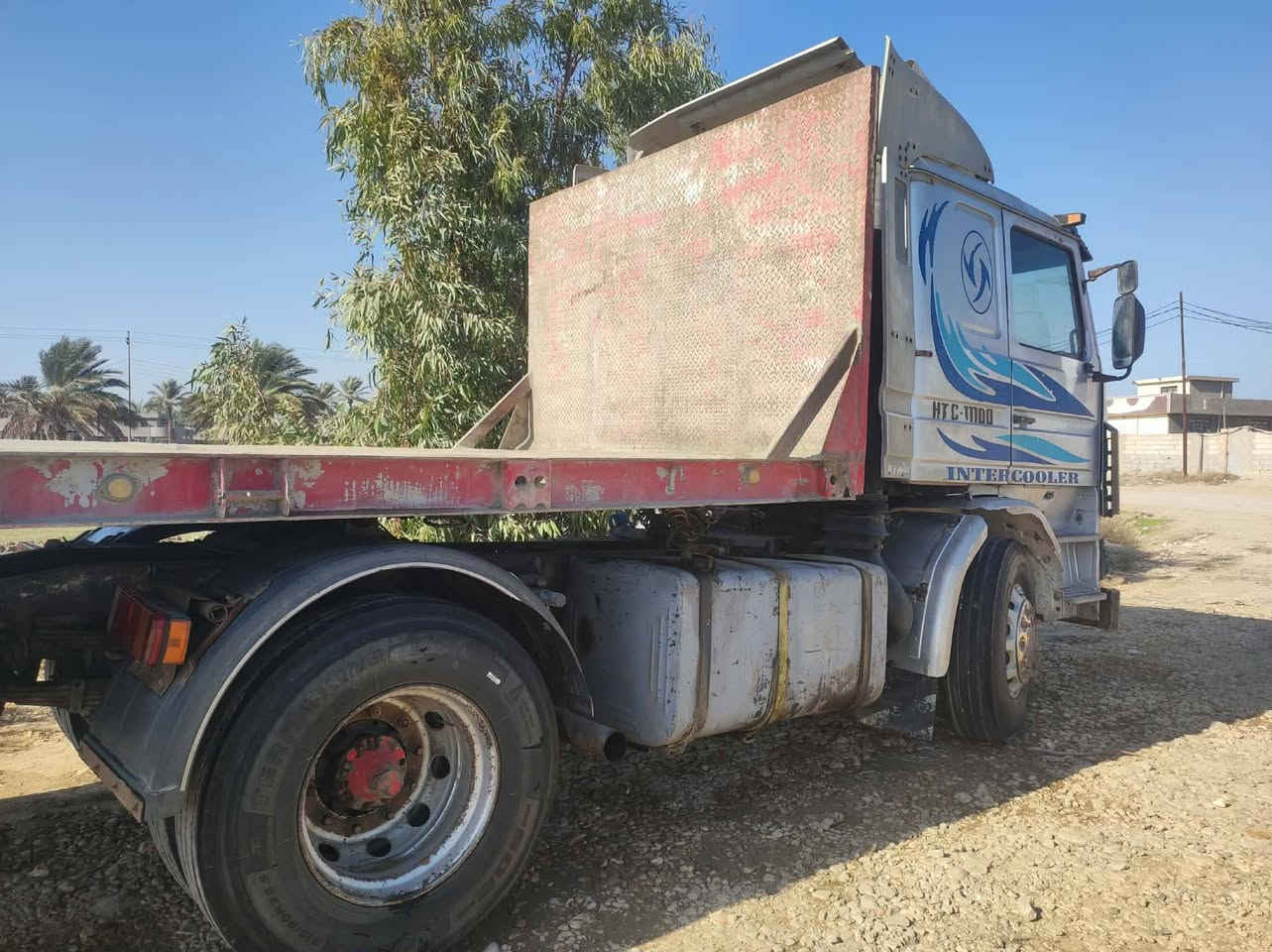 سكانيا موديل 91
مكينة 12 ونص بيه تنقيص 
رقمه واسط - سنوية ساقطة ـ مكان السيارة حلة
السعر 140 راس و عربانه
للتواصل رقم الهاتف *********** غير متواجد على الفيس
