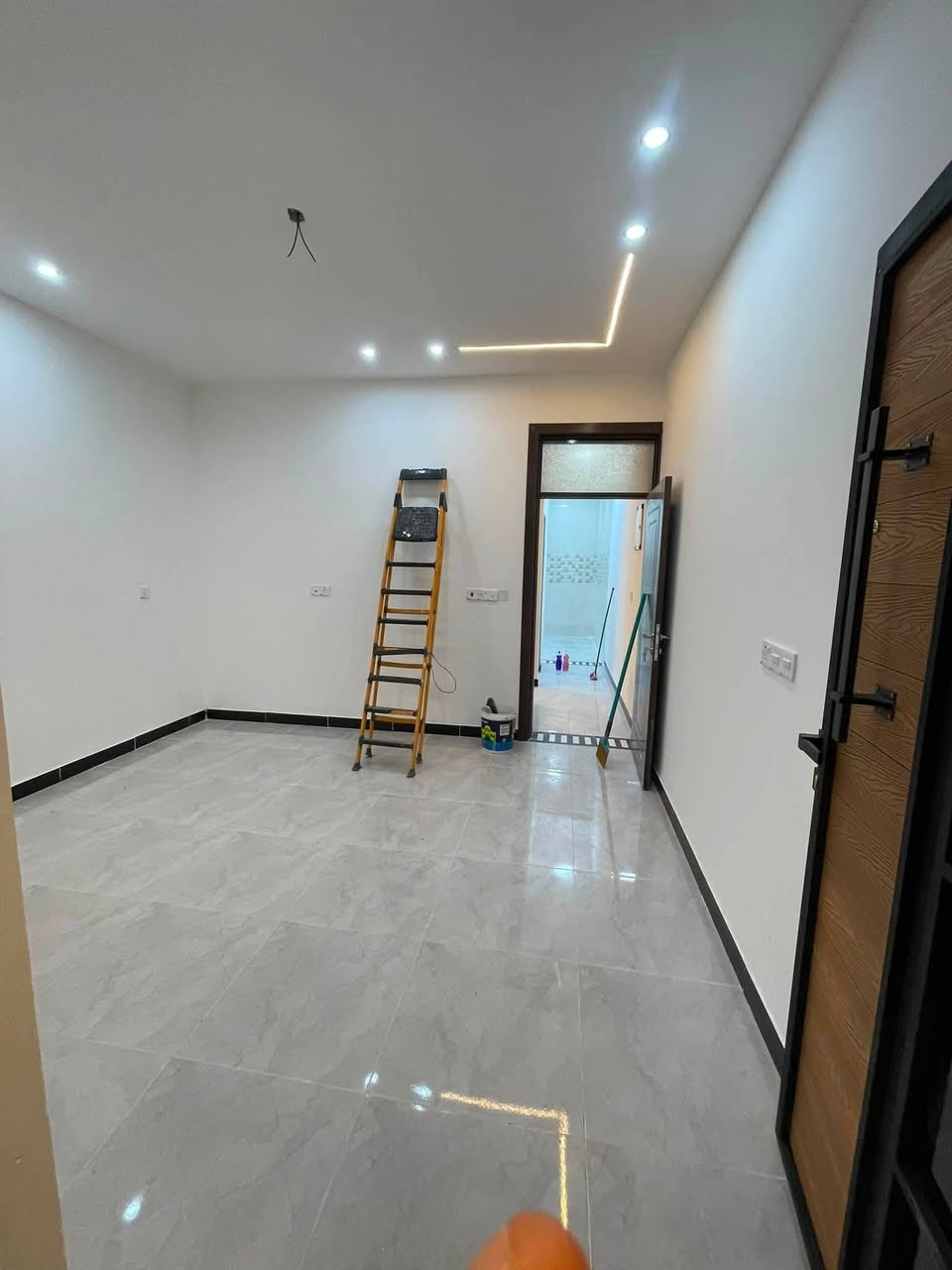 دار 50 متر للبيع
يحتوي  على ثلاث غرف نوم 
منور مطبخ وخدمات عدد 2
صاله ومطبخ وخدمات ومنور 
منطقة الظباط الشهداء شارع المضخة 
للاستفسار ☎️ *********** اتصال أو واتساب مكتب حمورابي لوساطة العقار.
