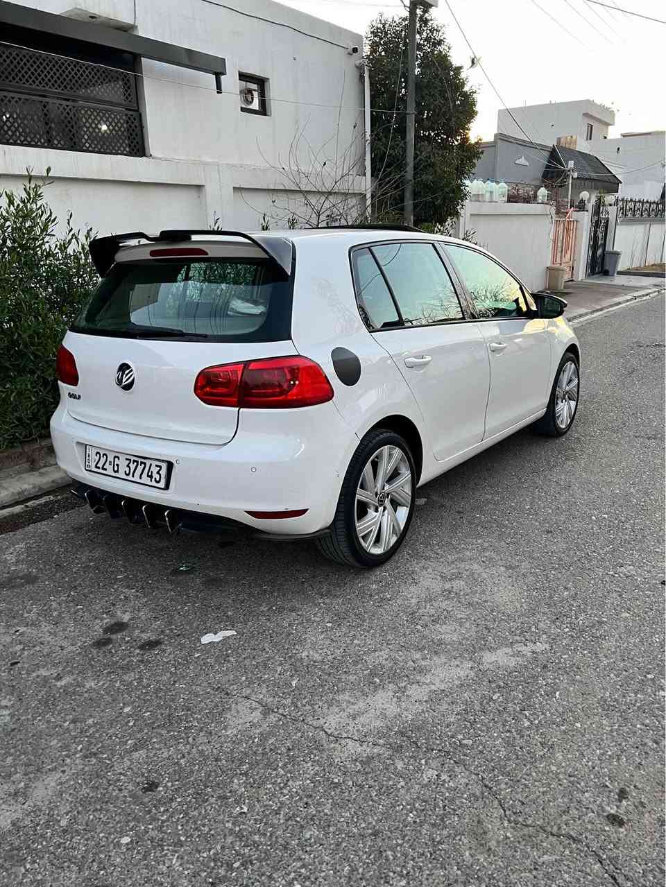 سلام علیک 
گۆلف ٢٠١١ مەکینە ١٦ بێ تۆربۆ مەرغووب،٧ گێڕ
خەلیجی ناو زەرد سفڕی هەولێرە دنیانەک مواسەفاتی جوانی هەیە سەیارەکی زۆر جوانو خاوێنە
٤ جام کارەبا بە سوچ دادەخرێ و دەکرێتەوە
بلاجکتۆر لەگەڵ سوکان
چەکمەجەی سەلاجەیە 
سوکان ڤۆلییۆم سەماعەکی زۆر خۆشی لەسەرە.
شاشە گەورە
سەقف شامۆ  
کەمالیاتی لۆ کرایە هەر چی دی لۆ بکەی زیادەیە 
بەناوکردن بە شەرت 
١ بست سبوغی هەیە لە چاملغی پشتەوەی سایەق و یەک دوو جێی زور بچوکی ساردە ١ دینار مەسرەفی ناوێ وە زۆر اقتسادە بەنزین زۆر کەم دەخوا
  داوای ٩٣ دەکەمو مەعمەلەکی کەمی تێدایە  *********** أربيل, العراق
