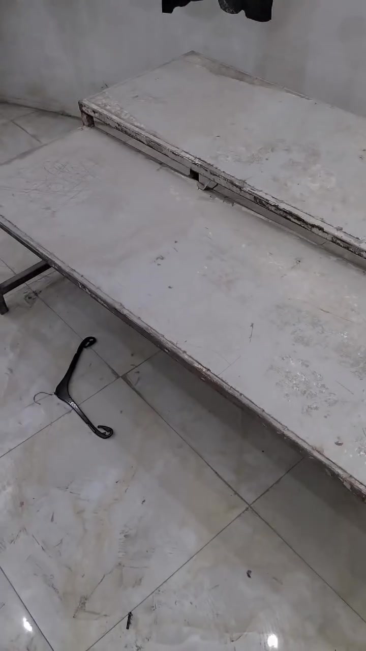 ميز للبيع ***********
