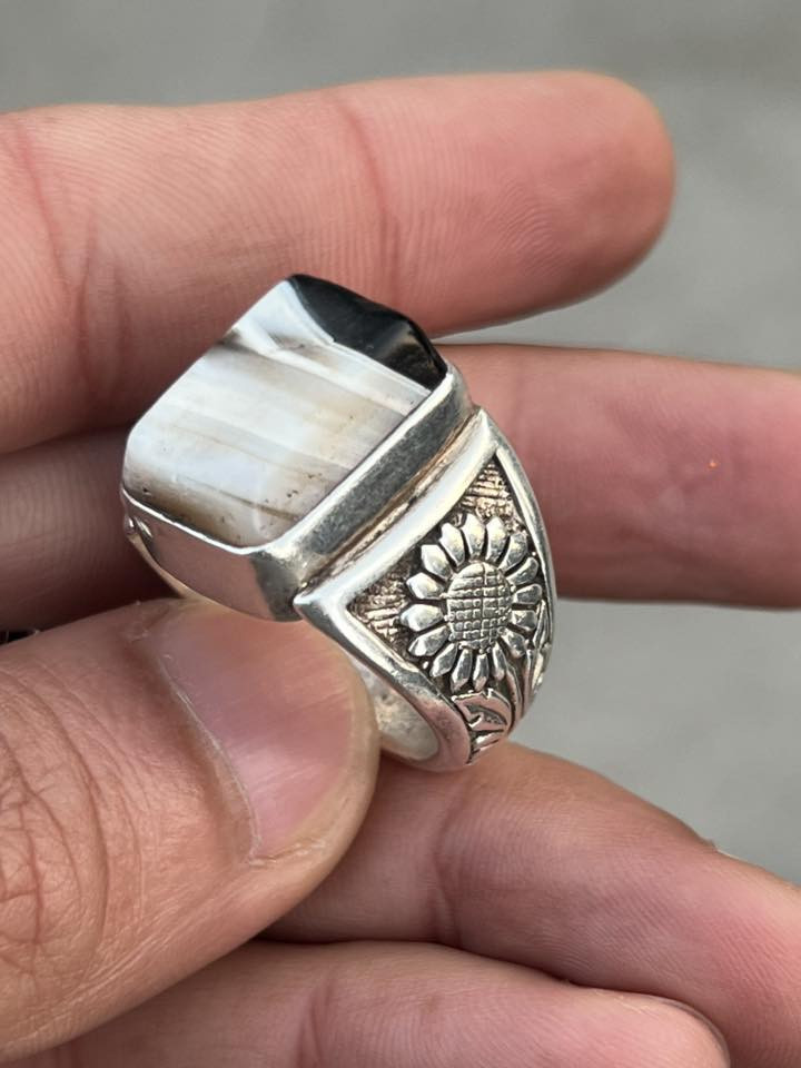 جَاءَ فِي الْحَدِيثِ الشَّرِيفِ عَنْ رَسُولِ اللَّهِ (صلى اللَّهُ عَلَيْهِ وَآلِهِ وسلم) مخاطباً سَلْمَانَ الْمحمدي :

 "يا سَلْمَانُ ، حُبُّ فَاطِمَةَ يَنْفَعُ فِي مِائَةٍ مِنَ المَوَاطِنِ ، أَيْسَرُ تِلْكَ الْمَوَاطِنِ : الْمَوْتُ ، وَالْقَبْرُ ، وَالْمِيزَانُ ، وَالْمَحْشَرُ ، وَالصِّرَاطُ ، وَالْمُحَاسَبَةُ . فمَن رَضِيَتْ عَنْهُ ابْنَتِي فَاطِمَةُ رَضِيتُ عَنْهُ ، ومَن رَضِيتُ عَنْهُ رَضِيَ اللَّهُ عَنْهُ . ومَنْ غَضِبْتُ عَلَيْهِ فَاطِمَةُ غَضِبْتُ عَلَيْهِ ، ومَن غَضِبْتُ عَلَيْهِ غَضَبَ اللَّهُ عَلَيْهِ يَا سَلْمَانُ وَيْلٌ لِمَنْ يَظْلِمُهَا "

عقيق جزع يماني قديم 
شگل قديم  صياغه يدويه 
بغداد م الصدر ***********
