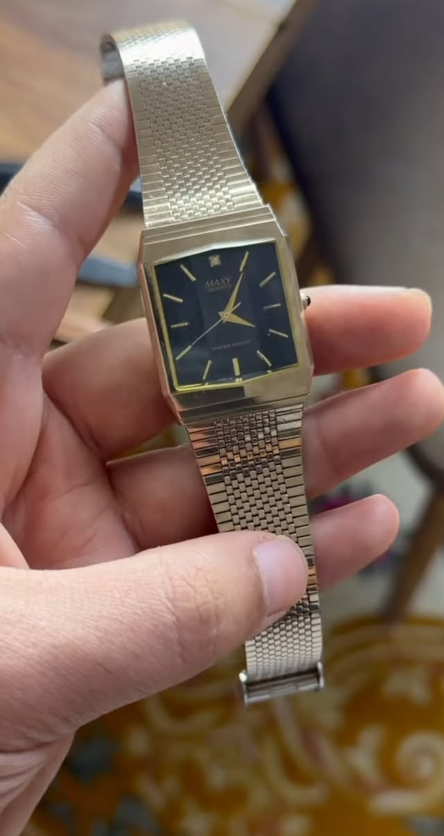 ساعه vintage

Maxy Quartz

مينا سوداء وإطار وسوار من الفولاذ المقاوم للصدأ باللون الذهبي. 

مكينه ياباني نظافه 100 با 100

بمرصعة بالألماس عند مؤشر الساعه 12 

السعر 150 $ قفل


**إذا كنت صاحب هذا الإعلان وتريد حذفه لأي سبب، رجاءا أرسل رسالة إلى الدعم الفني**