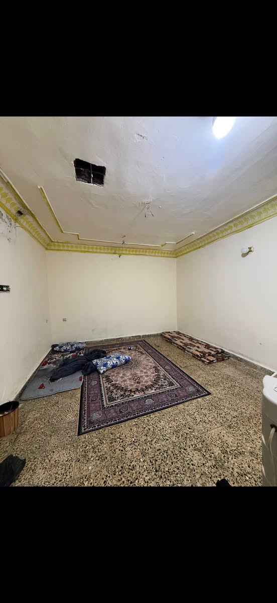 بيت مساحه 150 متر الايجار غرفه نوم واستبقال ومطبخ وخدمات يجار 350 ابو دشير شارع الضغط مقابل اسواق بيت جدو 
***********
