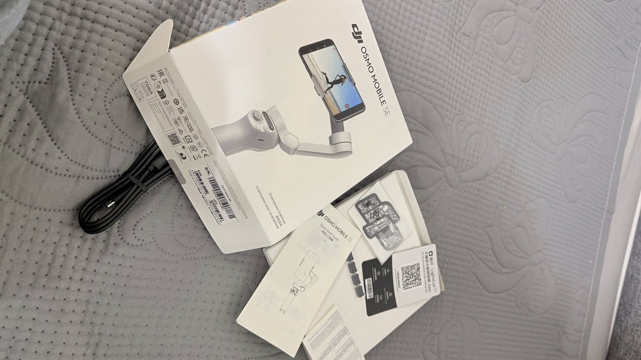جهاز DJI Osmo Mobile SE
* تثبيت ثلاثي المحاور (3-Axis Stabilization) للحصول على فيديو سلس.
* يدعم تتبع الأشخاص والأجسام عبر تطبيق ** DJI Mimo⁠￼**.
* أوضاع تصوير متعددة مثل:
    * Follow
    * Tilt Lock
    * FPV
    * SpinShot

* تصميم قابل للطي وسهل الحمل.
* بطارية تدوم حتى حوالي 8 ساعات (بحسب ظروف الاستخدام).
* يدعم معظم هواتف أندرويد وآيفون ضمن حدود الوزن المسموح بها

* تصوير الفيديوهات الاحترافية.
* تصوير الرحلات.
* صناعة المحتوى للتيك توك والإنستغرام واليوتيوب.
* تصوير اللقطات المتحركة بدون اهتزاز
يفيد اهل التصميم و التصوير تفاصيل و السعر 
واتساب 
06818867999


**إذا كنت صاحب هذا الإعلان وتريد حذفه لأي سبب، رجاءا أرسل رسالة إلى الدعم الفني**