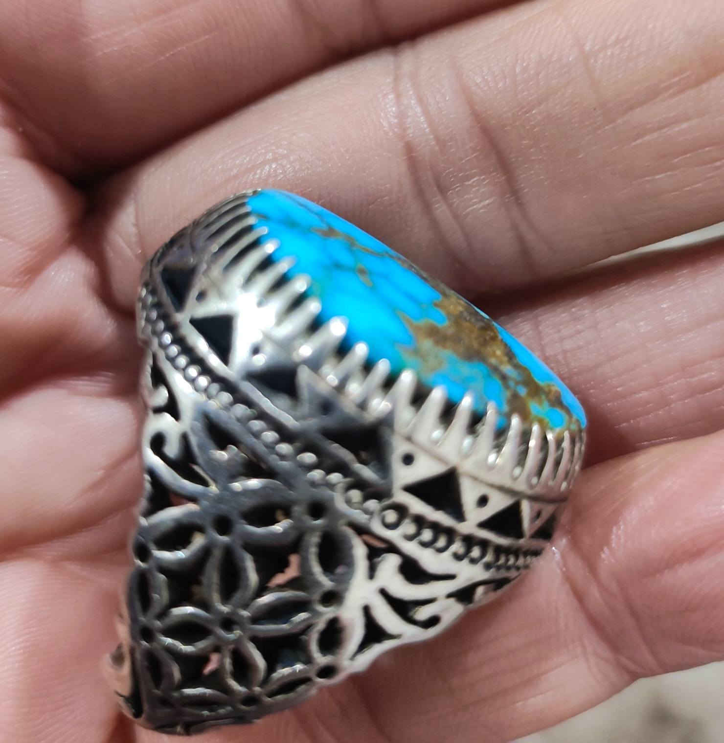 خاتم فيروز نيشابوري تحفة فنية.. قديم جدا اصل الاصل... صياغة يدوية ثقيلة جدا...
المهتم التواصل وتساب***********
