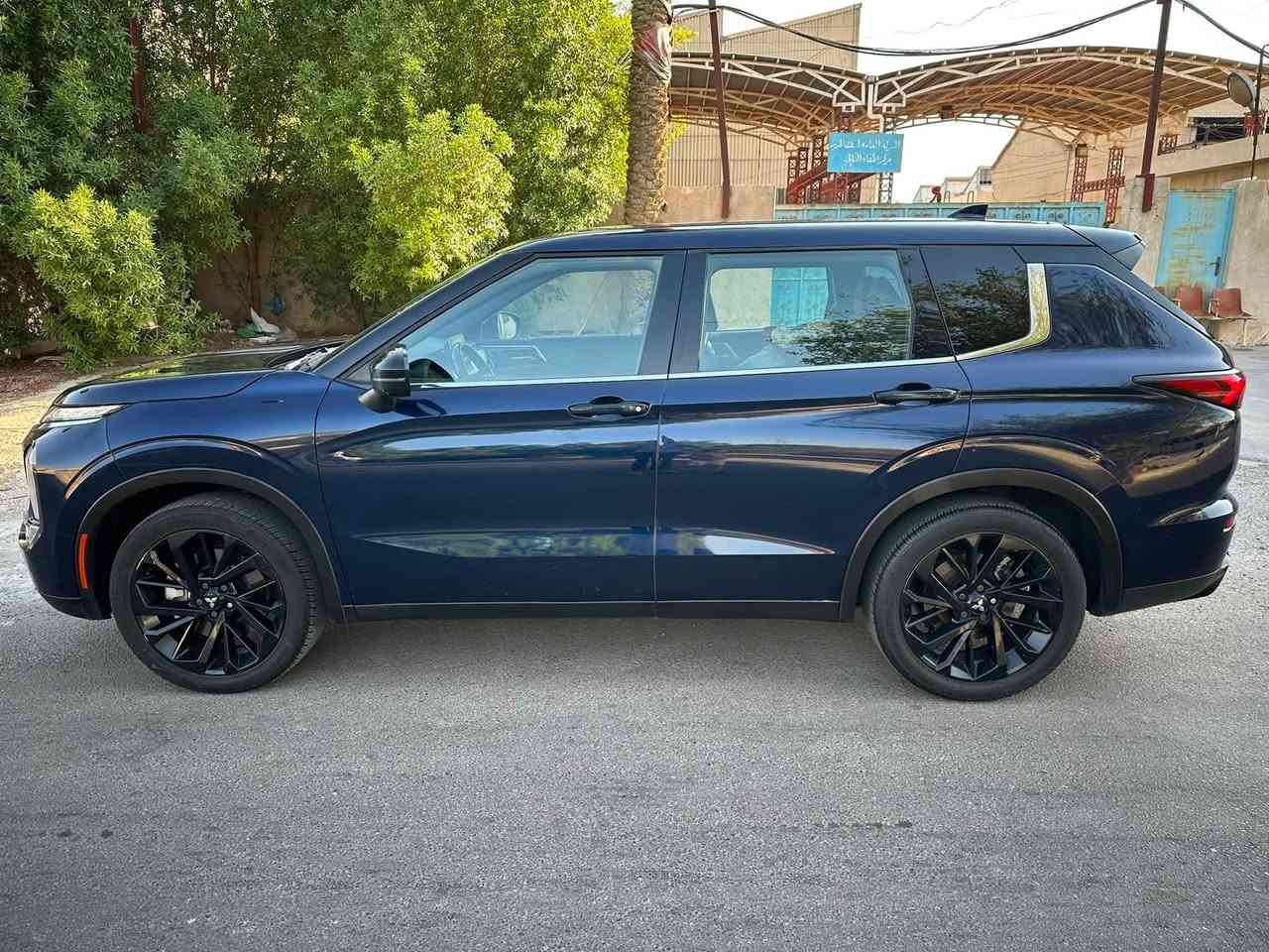 سلام عليكم
للبيع اوت لاندر اس اي
‏Mitsubishi Outlander SE
Black edition 
الموديل : 2023
اللون : نيلي
عداد المسافة : ٥٥ الف
حجم المحرك : 4 سلندر (2.5L) دوش المرغوب تنفس طبيعي 
الضرر : فقط بونيد تبديل قطعه وحده 
حادثها موضح بالصور
رقم بغداد باسمي 
تعتبر السياره فول عدا الفتحه فقط
المواصفات : SE black edition 
شاشه عداد ديجتال 
شاشه حجم كبير تدعم واير ليس ابل كار بلي 
بصمة
ابواب بصمة
هاند بريك بصمة
دخول ذكي بصمة 
4 كاميرات 360 درجه 
تبريد قطعيتن امامي وخلفي
صندوق كهربائي
مراية اشارة ورادار وكامره 
ويل كروم اسود مال بلاك اديشن 
تحكمات استيرن
اضاءات زينون كامل امامي وخلفي
حساسات امامي خلفي
رادار مانع تصادم امامي 
تحكمات ستيرن جهتين 
كروس سرعة
كير شفتات خلف الستيرن 
وضعيات قيادة 6 
هاند بريك بصمة 
نظام اوتو هولد 
نظام مانع الانزلاق 
عدد المقاعد 7 راكب 
مراه طي كهربائي 
السياره ما بيها ولا نقص وكلشي بلادي بيها وشغال حتى لايتاتها اصليه وحادثها مبين بالصور فقط صار تبديل بيها بونيد وبيها بارد هنا من ضربه دراجه بسيط بباب السكن وجاملغ الخلفي وماشر بالصوره
السعر ١٨٥ ورقه وبيها مجال رقم بغداد وباسمي 
السياره فقط تحتاج تايرات خلفيه شويه تعبانه غير هيج مابيها اي نقص
اي استفسار اتصل ع الرقم ***********
مكان سياره بغداد العطيفيه ‏
