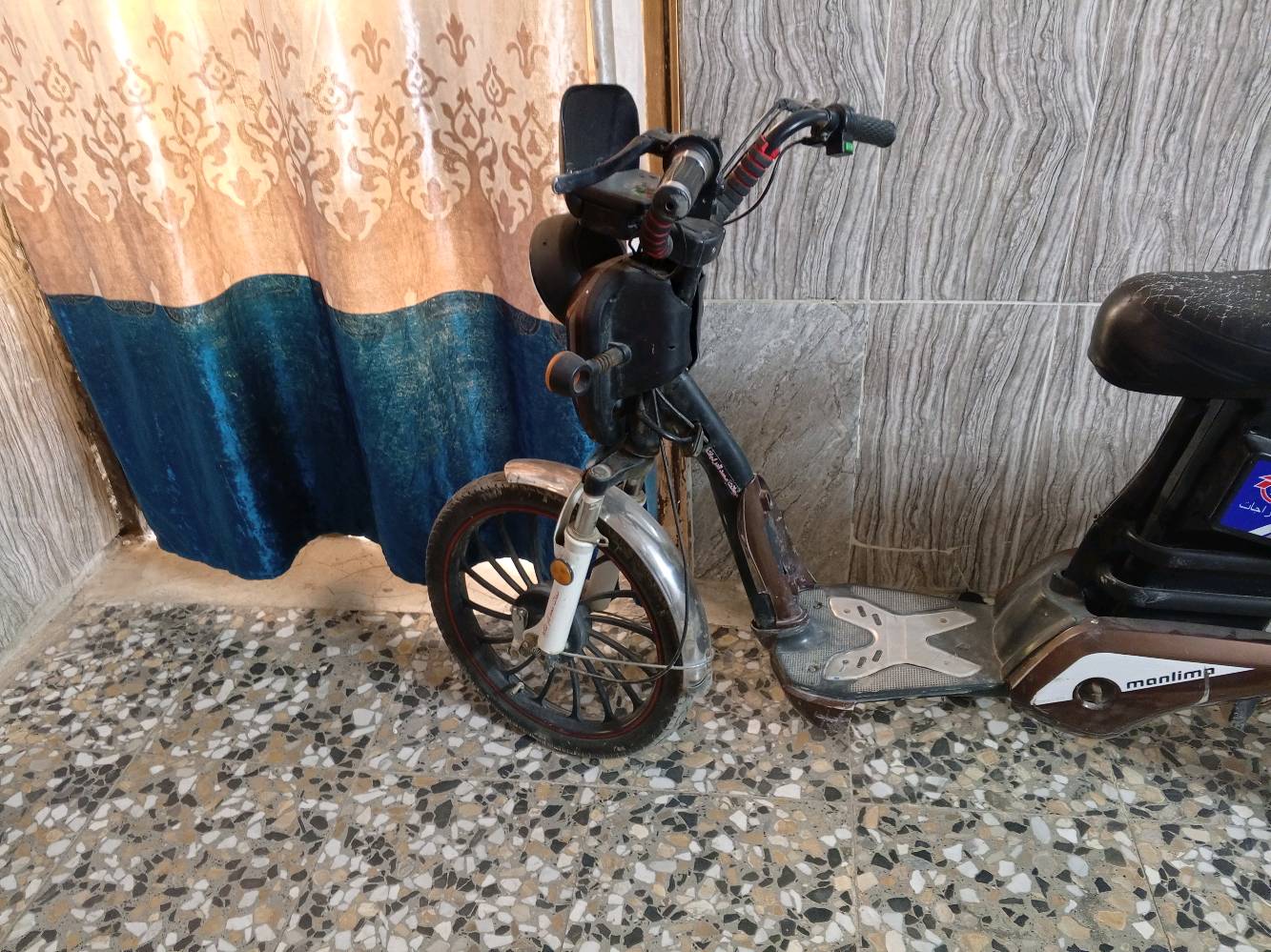 السلام عليكم، عندي دراجة كهربائية بحالة جيدة للبيع. هذا النوع مريح للاستخدام اليومي في التنقلات داخل المدينة. تصميمها يتيح لك التنقل بسهولة وبدون عناء. مثالية للأشخاص اللي يبحثون عن وسيلة نقل اقتصادية وصديقة للبيئة.