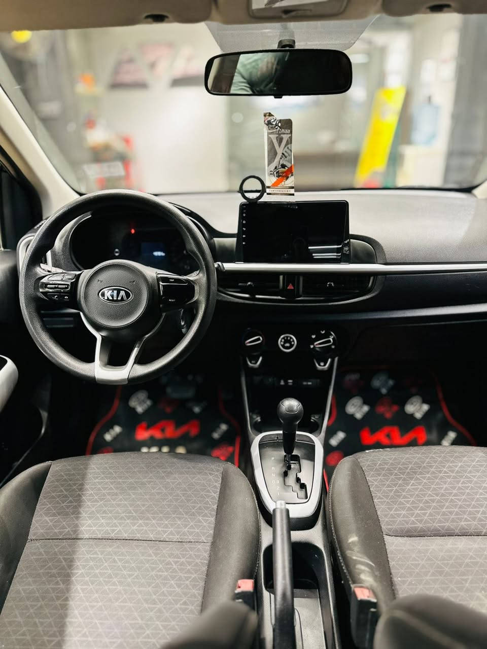 السلام عليكم 
كيا بيكانتو 2020 
رقم بغداد تحويل مشروع وطني (تتحول من بصره. خليجي. محرك 1400 دوش. ماشيه 45 كيلو. شاشه كامره حساس تحكم ستيرن قطعه وحده صبغ.  جاهزه السياره تبريد كير محرك حداديه تايرات. 
مكاني بصره
شراي يخابر

***********
