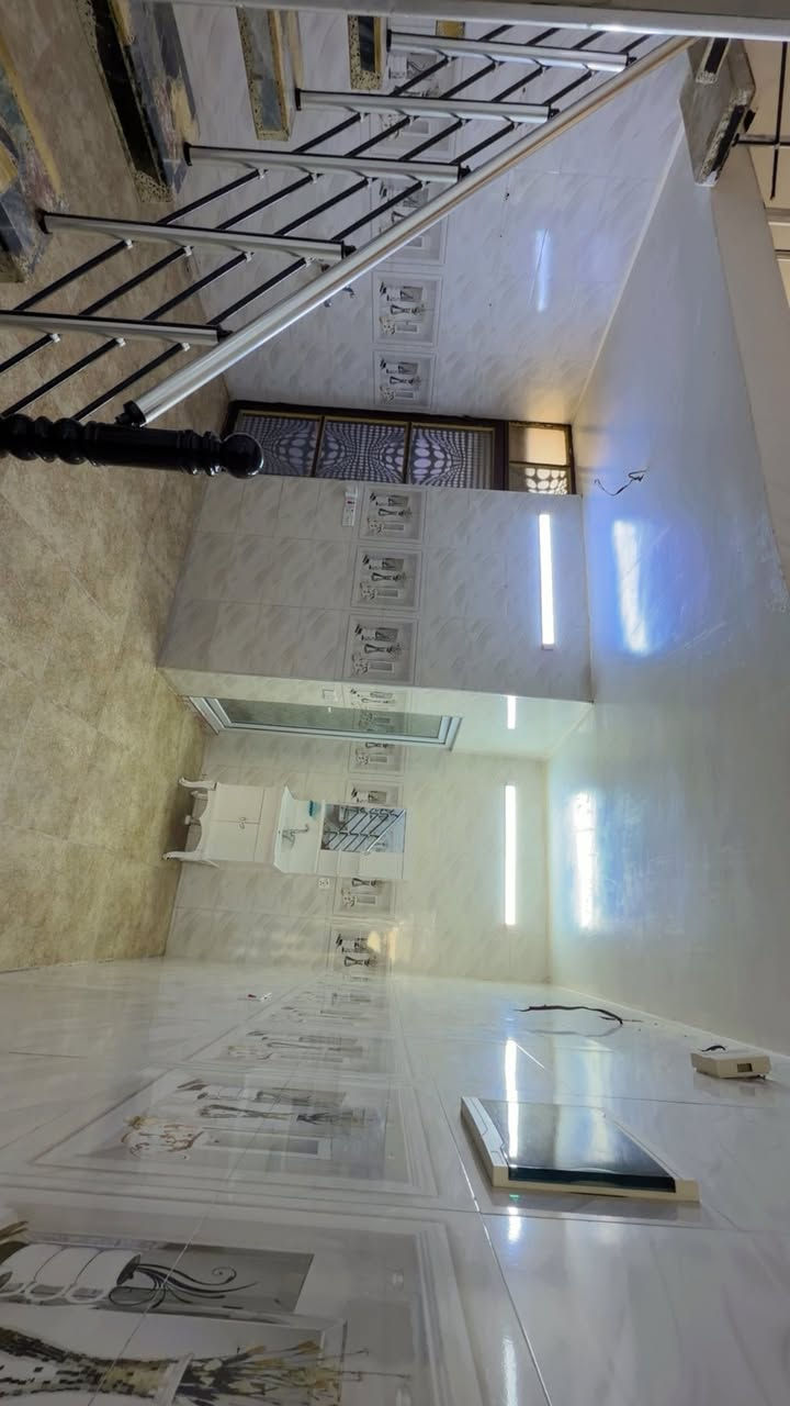 بيت 50 متر للأيجار منطقه التاجيات قرب المرور بيت جديد وجاهز غرفه نوم جبيره وغرفه زغيره للطفال وصاله ومطبخ وطرمه حمام خارجي داخلي بيت جديد ..
***********
