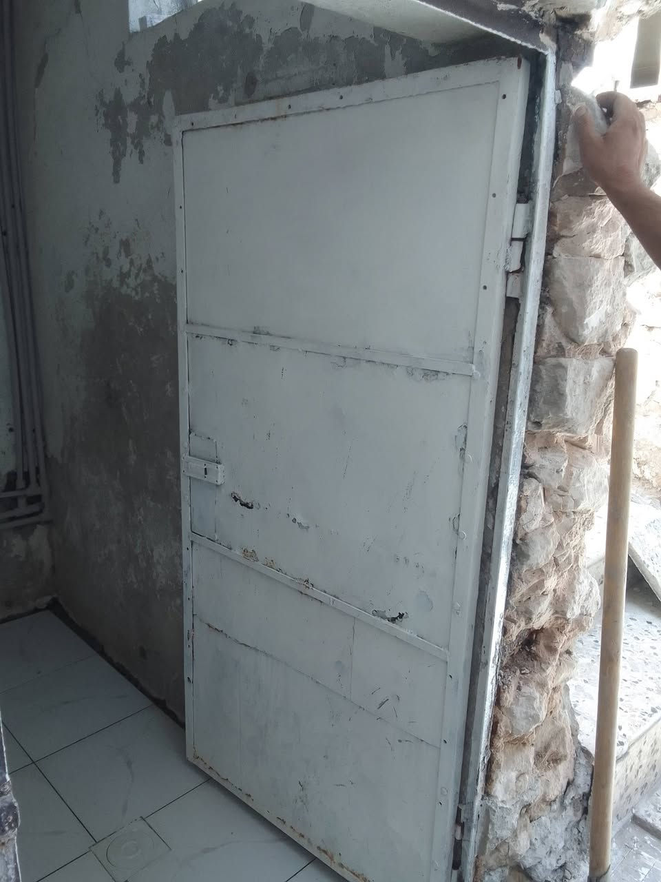 شباك حديد عدد ٢وباب حديد عدد٢للبيع للاستفسار الاتصال على الرقم ***********
