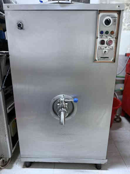 سلام عليكم ورحمه الله 
ماكنه Ds 12 كيلو كربجاني شغاله ونطيفه جدا اشتريته بذاك الموسم 
بسترا 150 لتر مارك  دبل ماطور حار بارد شغاله ونطيفه جدا
العنوان بلديات 
***********
