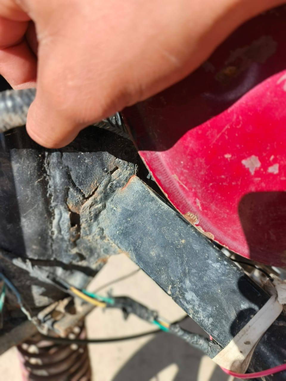 السلام عليكم 

ستوته موديل 13.  رقم وسنويه مداور شوكت ما يعجبك 

 الستوته فقط لحيم بلفخذ مو بلركبه    تايرات 3 حوبلس 

وياله سايبه مكينه 24   كهربائيات نكره سلف  الشراي 

بخدمتك  المكان الحمزه الشرقي 

***********.    السعر مليون وبيهه مجال
