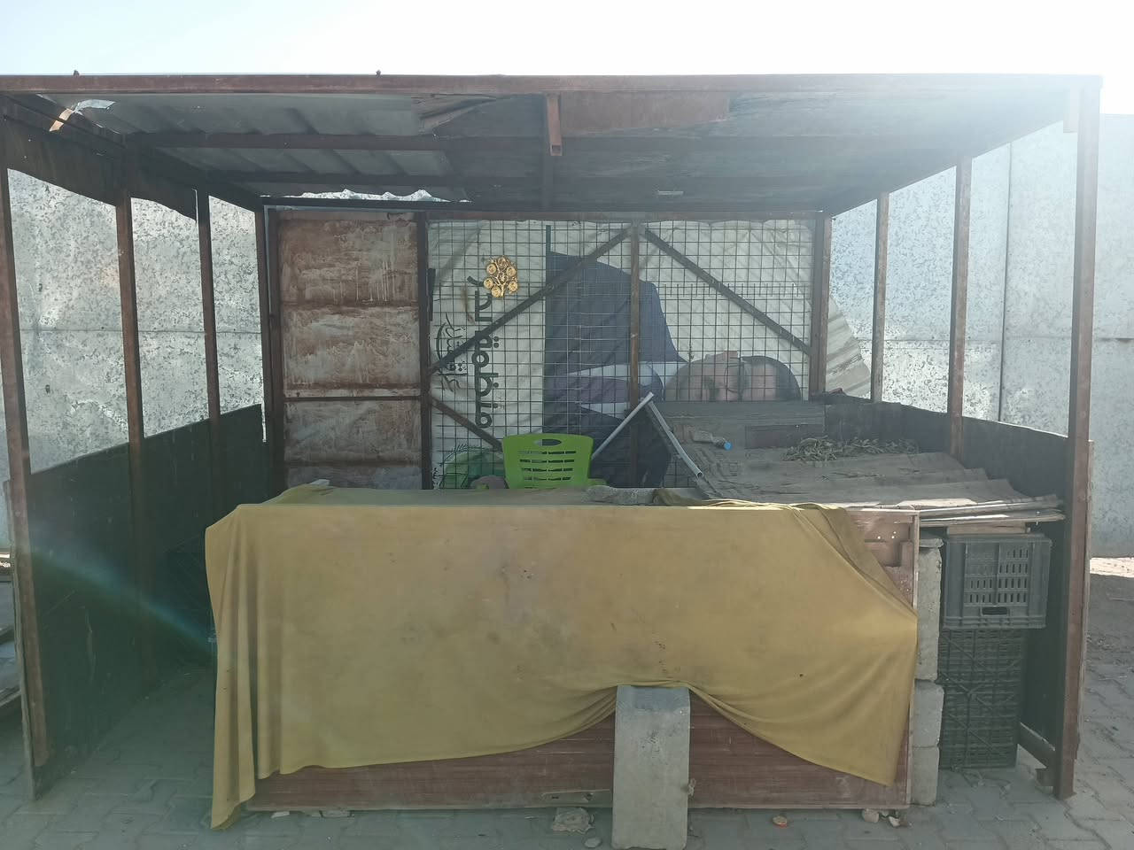 مرخصه مدير الكروب   سقفيه للبيع ***********
خاص موجود سعر ٢٥٠ وبيه مجال

كامله مع ملحقات صفاحيات خشب تكدر تشدهن وصير محل
