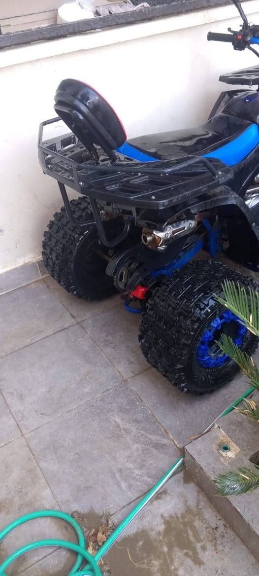 السلام عليكم دراجه رباعية لون ازرق حجم وسط قليل الاستعمال بسعر مناسب *********** بغداد
