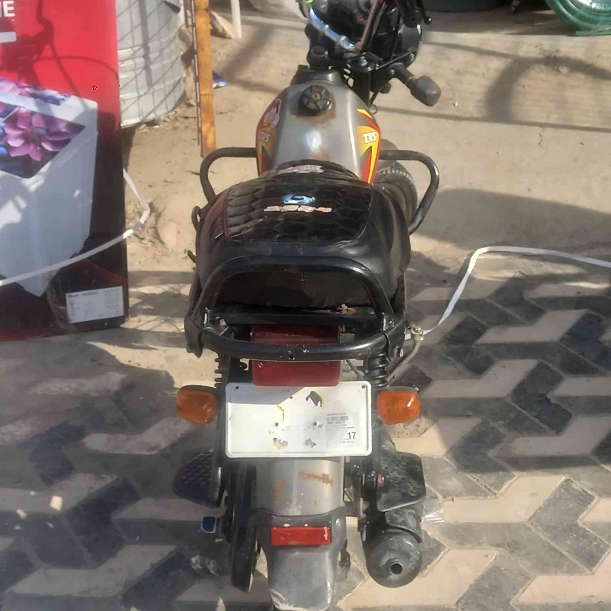 السلام عليكم 
من رخصة الادمن 
دراجات TVS هندي 
دراجات مكفولات كفالة عامة
الزيتونية 450 وبيهة مجال 
 والرصاصية 550وبيه مجال 
مكاني ديالى القصيرين 
للاستفسار الاتصال على الرقم 
***********
