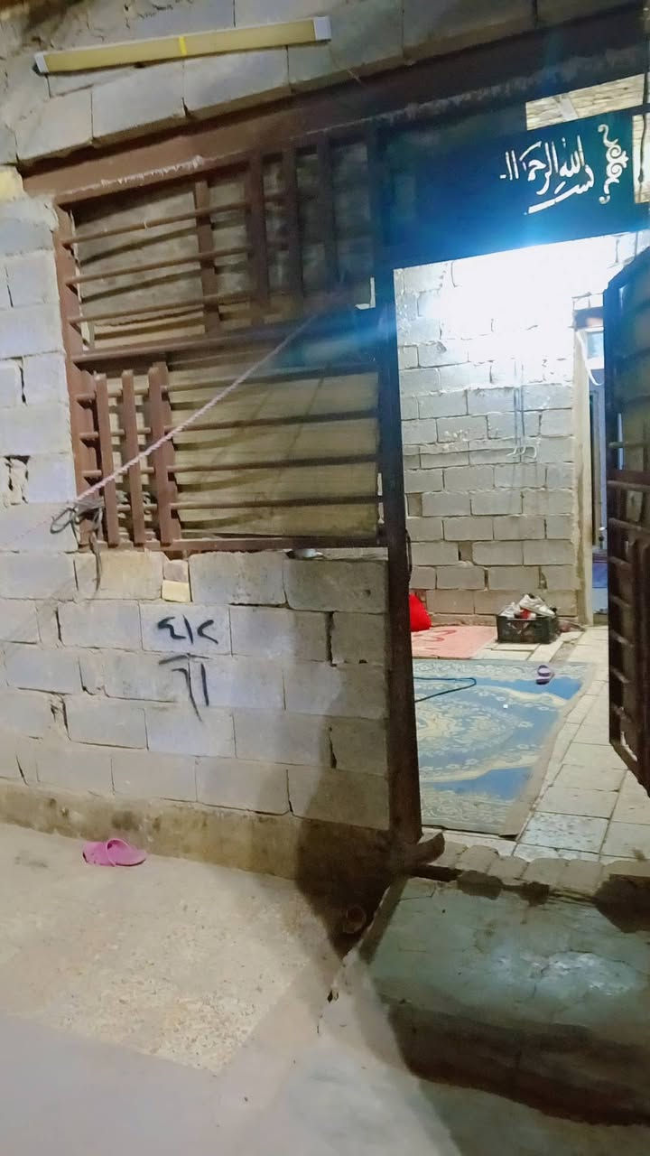 السلام عليكم ورحمة الله  رمضان كريم  
بيت طابو زراعي سند 25 مشمول بالتطويب  
خلف شقق الزيتون خدمات اناره ماء كهرباء تبليط 
رباط كونكريت مسلح ارتفاع فوك الرباط خمسه سوف طابوك صبه 10 سانتيم بناء بلوك العفلوكي  
المساحه 280 
غرف نوم عدد 2  (5×4) 
حمام 2×2 
صاله 5×7 
منور منتصف الغرف  
منور جانب الصاله  
مطبخ 5×4 نقص ارظيه ولبخ 
براني هيكل فقط  
حدايق 2 وكراج سياره  
نقص سياج خارجي وباب رئيسي وبيتونه  
السعر 43 وبي مجال قليل اي استفسار اتصل  
***********
