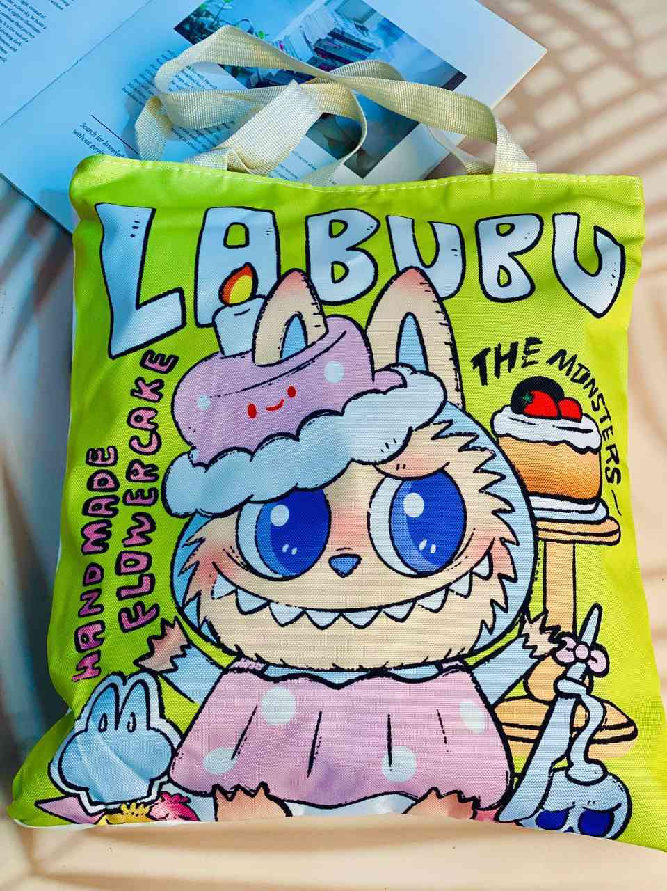 👛حقيبة كتف لابوبو الجديدة 👛
شنطة قماش غير رسمية بطابع كيوت وعصري، تناسب كل يوم سواء للطلعات، الشوبنغ أو حتى الاستخدام اليومي 💖

🧸 تصميم مستوحى من شخصية Labubu اللطيفة، مع 9 رسومات مختلفة تعطيها شكل ممتع ومميز 😍🎀

📏 المقاس:
الارتفاع: 38 سم 📐
العرض: 30 سم 📐

💼 مناسبة لـ:
• الطلعات اليومية 🚶‍♀️
• المكياج ومستحضراتك 💄
• أغراض البيبي 👶
• الشوبنغ والتسوق 🛍️
• الاستخدام المدرسي أو الجامعي 📚
✔️ قماش قوي وخفيف بنفس الوقت
✔️ مساحة واسعة وترتيب عملي للأغراض
✔️ تصميم كيوت يناسب البنات بكل الأعمار
✔️ سهلة الحمل ومريحة على الكتف
💫 شنطة تجمع بين الكيوت والعملية… خفيفة، مرتبة وتكفي كل احتياجاتك اليومية بدون تعب

سعر القطعة 12الف
🚘يوجد خدمة توصيل لجميع محافظات العراق 5 الاف🚘


**إذا كنت صاحب هذا الإعلان وتريد حذفه لأي سبب، رجاءا أرسل رسالة إلى الدعم الفني**
