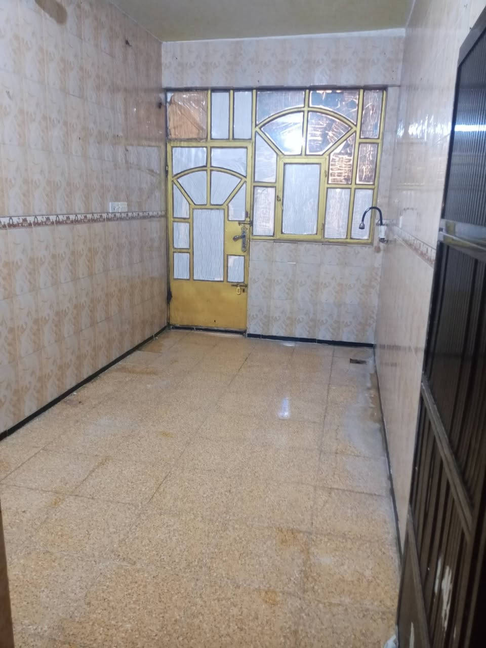 بيت الايجار طابق ارضي معزول عن الثاني غرفه نوم صاله مطبخ صحيات مناور طرمه شارع  الكهرباء قرب اسواق ابو علي منزليه ***********
