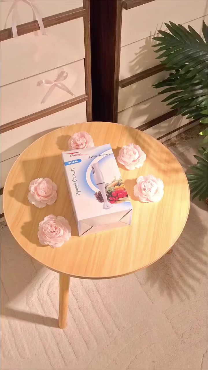 بلندر يدوي كهربائي Octavo OC-244 – مهراسة طعام سريعة
السعر في الرقم :
***********

الاستخدامات:

خلط العصائر الطبيعية والميلك شيك بسرعة.

تحضير الشوربات وهرس الخضروات المطبوخة.

إعداد الصوصات، المايونيز، والصلصات المختلفة.

هرس البطاطا والخضار للأطفال.

خلط البيض والكريمة وتحضير الحلويات المنزلية.

المميزات:

تصميم خفيف ومريح للاستخدام بيد واحدة.

زر تشغيل واحد لسهولة التحكم.

شفرة ستانلس ستيل مقاومة للصدأ.

عمود خلط طويل للوصول داخل الأكواب والقدور.

يعمل على الكهرباء بسلك مباشر.

كابل USB Type-A إلى Type-C للشحنالتوصيل.

هيكل بلاستيكي متين وسهل التنظيف.

الجهد الكهربائي: 220-240V.

التردد: 5060Hz.

القدرة التقريبية: 200-300 واط.

محتويات الصندوق:

محرك البلندر اليدوي.

رأس الخلط (العمود).

كابل USB.

دليل الاستخدام.

الملاحظات:

قياس الكارتون: طول 13 سم × عرض 8 سم × ارتفاع 21 سم.

يُنصح بعدم تشغيل الجهاز لأكثر من دقيقتين متواصلتين.

يُفصل عن الكهرباء قبل التنظيف.

مناسب للاستخدام المنزلي اليومي.
