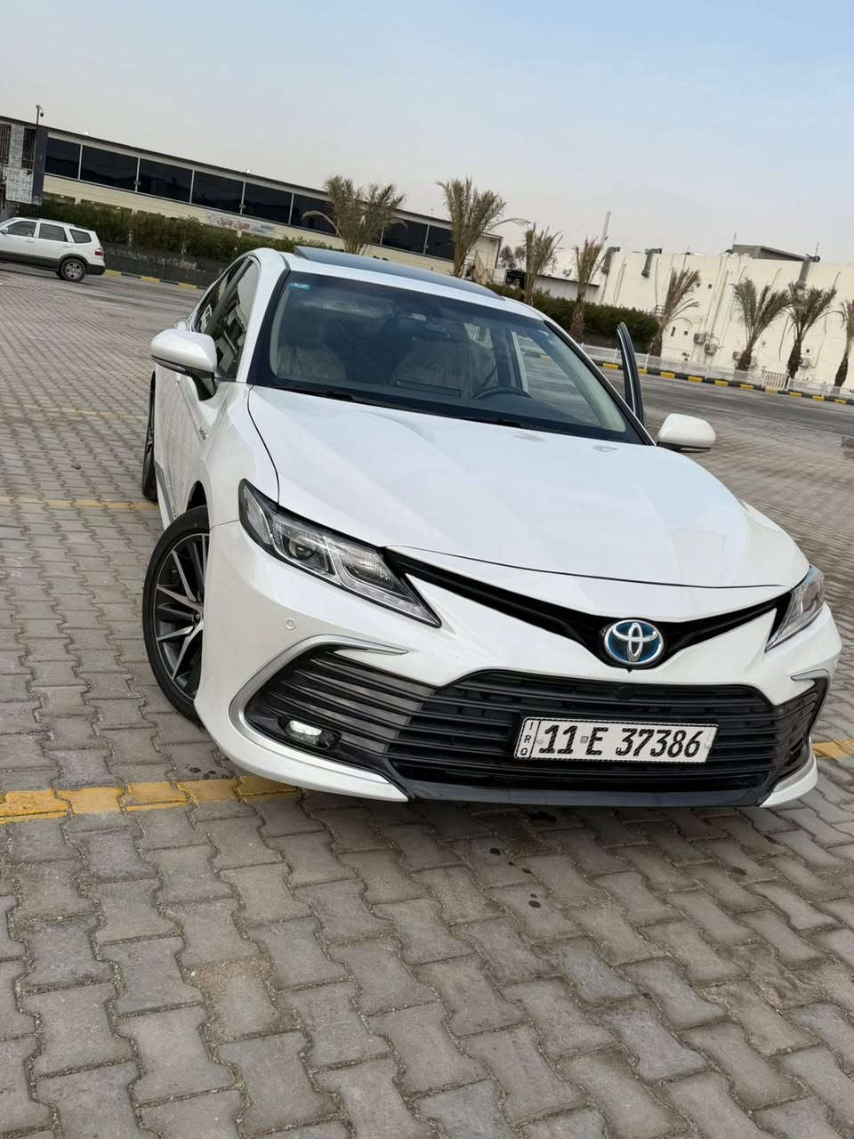 السلام عليكم
تويوتا كامري هايبرد 2024 GLE 
 مرقم بغداد
شركة عبد اللطيف جميل 
 خليجي 
 موديل 2024
 حجم المحرك 4Cylinder 2.5L 
مرتبط بناقل حركة أوتوماتيك 
 بقوة 226 حصان 
 فتحه سقف 
مفتاح التشغيل بصمة
 دفع ثنائي FWD 
  اريل نفكيتر 
حساسات أمامية 
حساسات خلفية 
لايت زينون + LED
 كشافات
 بك لايت LED
 دخول بصمة ذكي 
 حساسات ضغط الاطارات 
 اشارة في المرايا الجانبية 
 المرايا قابلة للطي كهرباء 
 عدد AIR BAG 8
 هاند بريك كهرباء 
 ا ABS 
 دشبول شاشة ديجيتال 
شاشة Apple Car play 
 كاميرا دوارة 
 مقود جلد حياكة 
 مثبت السرعة Cruise 
 المودات والاوامر الصوتية 
 ا Bluetooth / T YPCE 
شاحن هاتف Wireless 
مخرج منفذ الطاقة 
فحص نظام السيارة 
تتسع المقصورة ل 5 ركاب
المقاعد مخمل 
حركة مقعد السائق كهرباء 
 قطعتين تبريد 
 أوضاع القيادة Drive Mode 
 أوتو هولد Auto Hold 
 نظام مانع الانزلاق 
 ستارة خلفية كهرباء
وبعد بيها مواصفات
السعر 240 وبيها مجال
العنوان بغداد حي الجهاد
ملاحضه )بيها بنيد صبغ
الاستفسار 
***********
