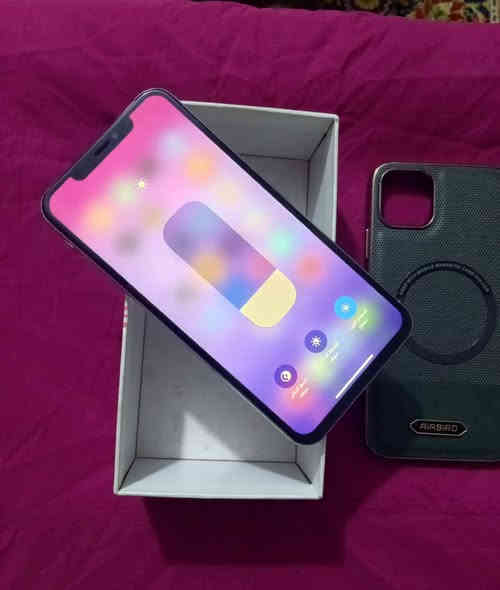 سلام عليكم إكس إس ماكس للبيع ذاكره 64 ستخدام شخصي جهاز نضيف جداً مبدله بطاريه أحسن نوعيه نسبه 100 شحنه كلش حلو فيس أيدي متوقف فقط لباقي كله مكفول وشغال صوت ستريو سعره 125 مجاله بسيط جدا مستعجل عليه 
مكان بغداد الشعله رقمي *********** بغداد
