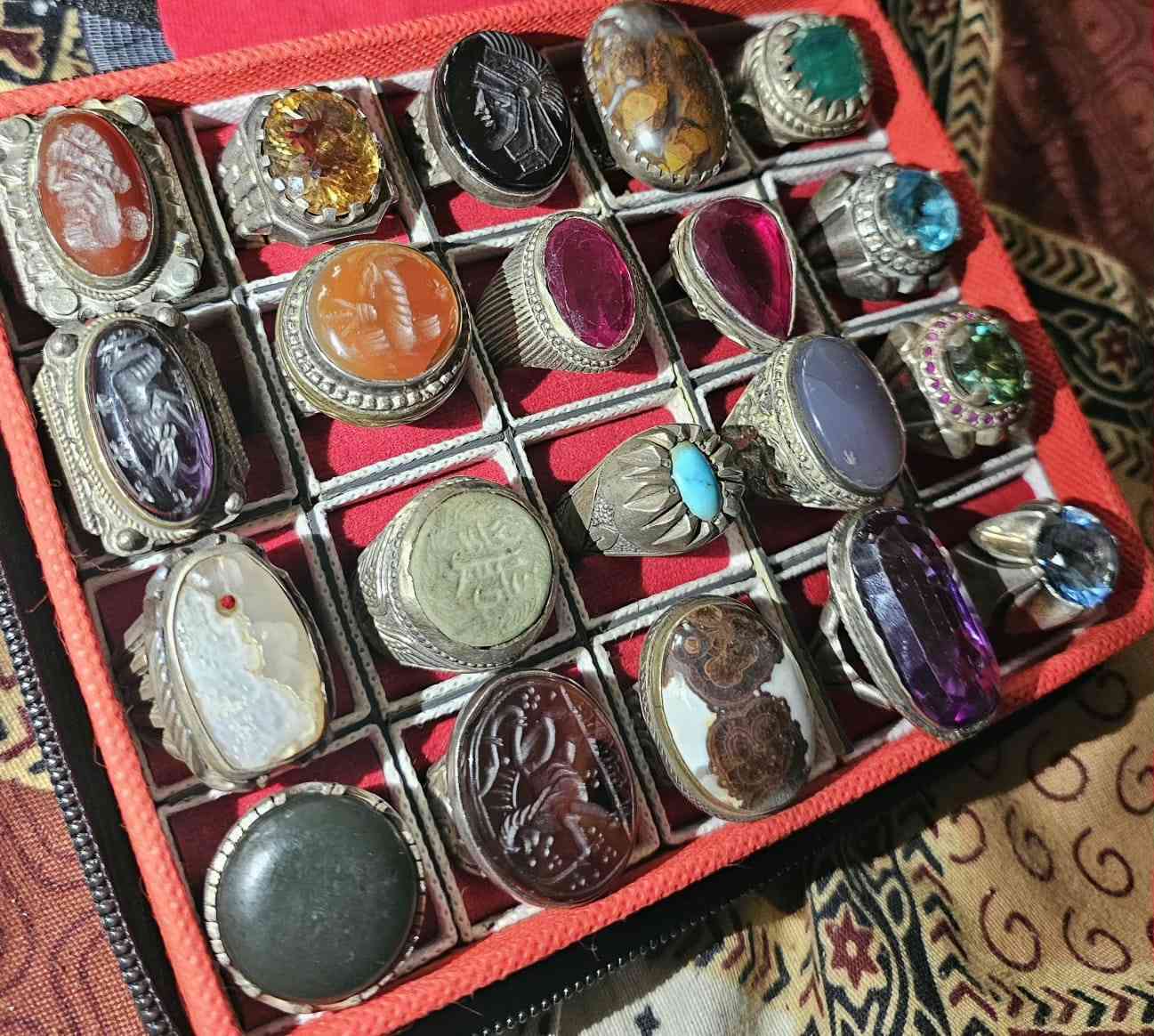 عيدكم مبارك. ..
القطعة ب ١٠٠
للباسة والجناية اهل الانتيكات عمي


**إذا كنت صاحب هذا الإعلان وتريد حذفه لأي سبب، رجاءا أرسل رسالة إلى الدعم الفني**