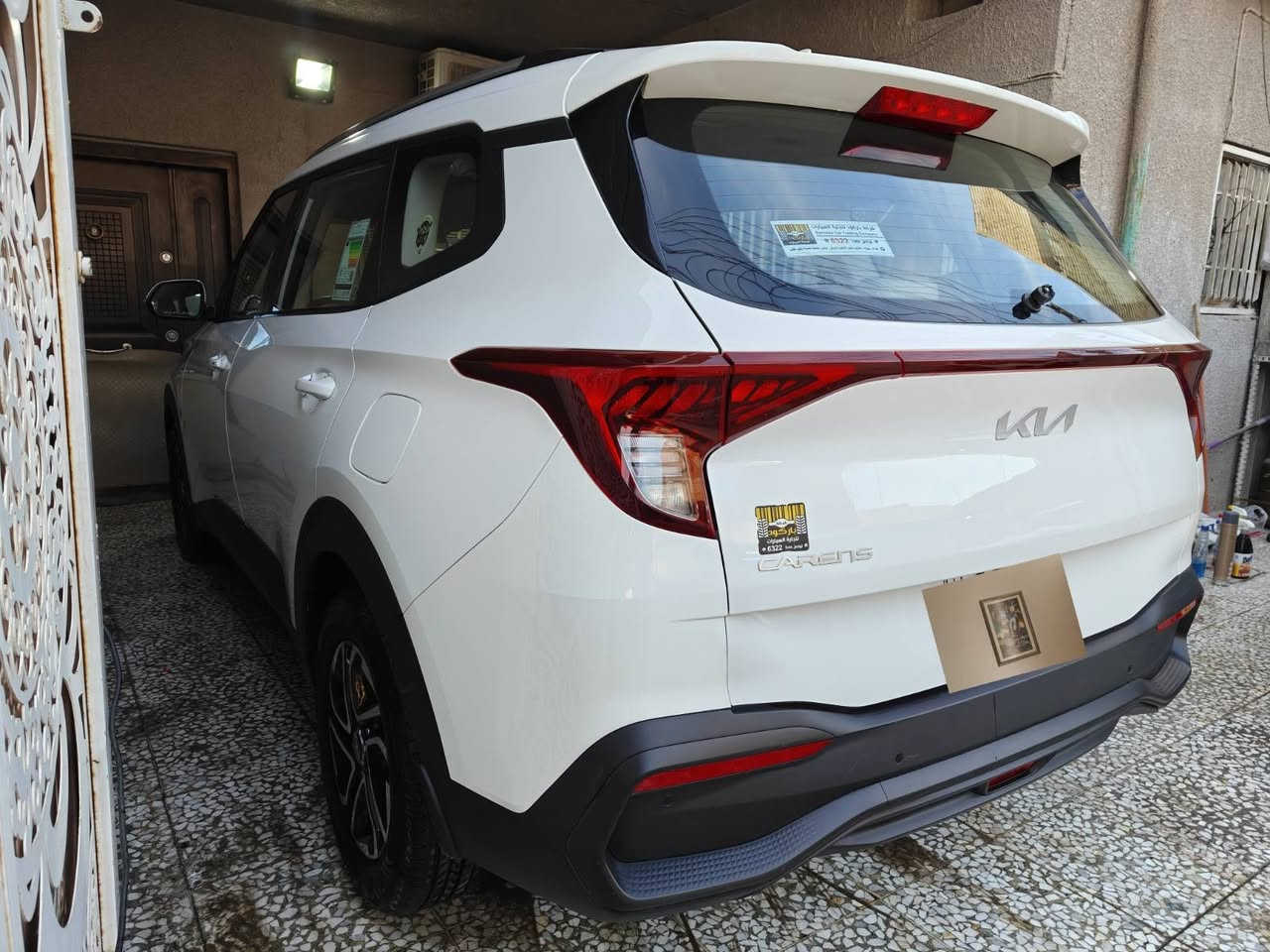 إعلان بيع سيارة كيا كارينز 2023 - 7 ركاب

السيارة: كيا كارينز 2023 موديل راقي
عدد الركاب: 7 ركاب
المصدر: وارد خليجي
الضمان: ضمان المجموعة الدولية (السيارة ما زالت داخل فترة الضمان)
العمر الافتراضي: 23,000 كم فقط

---

المميزات الرئيسية:

الضمان والصيانة:

· ✨ ضمان المجموعة الدولية المعتمد
· ✨ جميع أعمال الصيانة وتغيير الزيوت والسوائل تمت لدى الوكيل حسب كتالوج الشركة
· ✨ مكفولة بالكامل من (بارد - صبغ - خدوش)

المواصفات والتجهيزات:

· 🚗 نظام تشغيل عن بعد
· 🚗 نظام بصمة للفتح والتشغيل
· 🚗 تكييف مركزي ممتاز
· 🚗 مقاعد مخمل مطعم بالجلد
· 🚗 حساسات أمامية وخلفية ومحيطية
· 🚗 كاميرا خلفية + كاميرا دوارة
· 🚗 شاشة عربية تدعم جميع التطبيقات والبرامج
· 🚗 هوائي (اريال) نفيجيتور
· 🚗 تحكم في النظام الصوتي من عجلة القيادة
· 🚗 نظام أوامر صوتية
· 🚗 مثبت سرعة
· 🚗 عجلات فراشة
· 🚗 مرايا كهربائية
· 🚗 إضاءة LED خلفية
· 🚗 عدة الطوارئ والإسبير (غير مستخدمة)

---

الحالة الفنية:

· ✅ السيارة كأنها جديدة - مغلفة من الداخل بأرضية جلدية عالية الجودة
· ✅ محافظة على زيرو بالكامل
· ✅ لا يوجد أي عيوب أو مشاكل
· ✅ جاهزة للتسليم فوراً

---

السعر: 17800 دولار (ما يعادل 183 ورقة)
للتواصل والاستفسار
***********

---

السيارة مثالية للعائلات، وتقدم راحة وأمان استثنائيين. فرصة ممتازة للحصول على سيارة وكالة محفوظة بصورة ممتازة.
