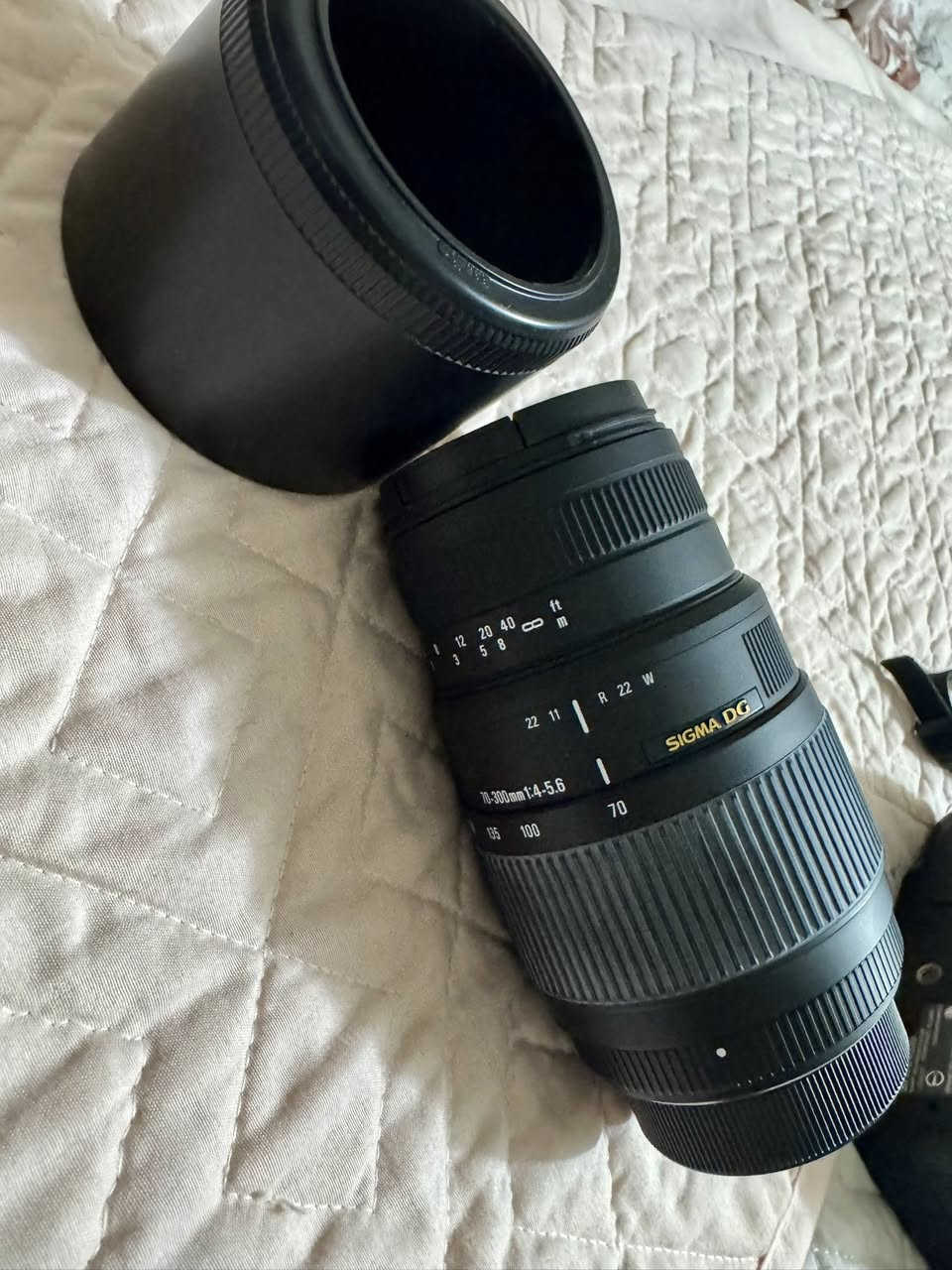 للبيع (Nikon D7200 كسر زيرو + عدستين + بكج ملحقات)

السلام عليكم.. 
للبيع حزمة تصوير احترافية متكاملة "شلع قلع" تناسب المصورين وصناع المحتوى، القطع اختيرت بعناية والحالة العامة ممتازة جداً.
المحتويات والتفاصيل:

1 جسم الكاميرا: Nikon D7200 الأسطورية، نظافة ممتازة جداً، عداد الشاتر قليل للغاية (5,125 ضغطة فقط) استخدام خفيف جداً كسر زيرو. يجي وياها:
 البطارية الأصلية: نظيفة جداً وتحتفظ بالشحن بامتياز.
 الشاحن الأصلي الجداري: من نيكون موديل MH-25a لجلسات الشحن الأساسية والسريعة.
 شاحن سيارة إضافي (Premium Tech): مع وصلة القداحة للشحن أثناء التنقل وفي السفر والرحلات.
 ذاكرة التخزين: رام Toshiba أصلي بحجم 32GB Class 10 سريع ومستقر جداً للفيديو والصور.

2 العدسة الأولى (الشاملة): Nikon AF-S 18-140mm f/3.5-5.6G ED VR عدسة شاملة لكل الأغراض مع مانع اهتزاز ذكي وغطاء حجب الإضاءة (Lens Hood).

3 العدسة الثانية (عدسة التقريب الخارقة): Sigma 70-300mm f/4-5.6 DG Macro، مخصصة لتصوير الطيور، الرياضة، والبورتريه مع عزل خلفية سينمائي مميز وخاصية ماكرو مدمجة، نظيفة جداً ومعها الـ Lens Hood الأصلي.

4 فلاش استوديو خارجي: Vivitar DF-4000 Bounce Zoom Slave Flash (جديد تماماً غير مستعمل بالكامل في علبته).

5 طقم فلاتر احترافي: K&F Concept (تحتوي المحفظة على فلاتر ND للتعريض الطويل، FLD لتصوير النيون، وفلتر استقطاب CPL لمنع الانعكاسات وزيادة زرقة السماء).

6 مقبض فيديو سينمائي: JJC HR-DV Pistol Grip لثبات هائل أثناء تصوير الفيديو وتوجيه الكاميرا.

7 حلقات تصوير الماكرو: Extension Tubes (طقم 3 أحجام 12mm, 20mm, 36mm) لتحويل العدسة لتصوير أدق التفاصيل وقريبة المدى.

8 حوامل التثبيت: * حامل ثلاثي القوائم احترافي Xit Photo 50" Tripod مع مقبض حمل ورأس فيديو سلس وحركات بانورامية ناعمة.
 حامل أحادي تلسكوبي Yunteng Monopod ممتاز للتنقل والتصوير السريع والملاعب.

9 الصوت والتحكم:
 مايكروفون ستيريو خارجي MIC-01 صوت نقي للفيديو ومعه إسفنجة حجب ضوضاء الهواء.
 ريموت لاسلكي التورا (Altura Photo) للالتقاط عن بُعد ومنع اهتزاز الكاميرا.
 كابل تحكم سلكي JJC مخصص للتايم لابس والتعريض الطويل.

10 الحماية والصيانة:
 كفر حماية سيليكون كامل (Body Guard) بلون أسود متوافق تماماً لحماية جسم الكاميرا من الصدمات والخدوش وعرق اليد.
 فلتر حماية Kenko UV (58mm) علبة منفصلة لحماية زجاج العدسة.
 منفاخ هواء سيليكون مخصص لصيانة وتنظيف العدسات والمستشعر من الغبار بأمان.
السعر المطلوب للمجموعة كاملة: [ 1,300,000 دينار عراقي].
وبي مجال 
للتواصل *********** وتساب
