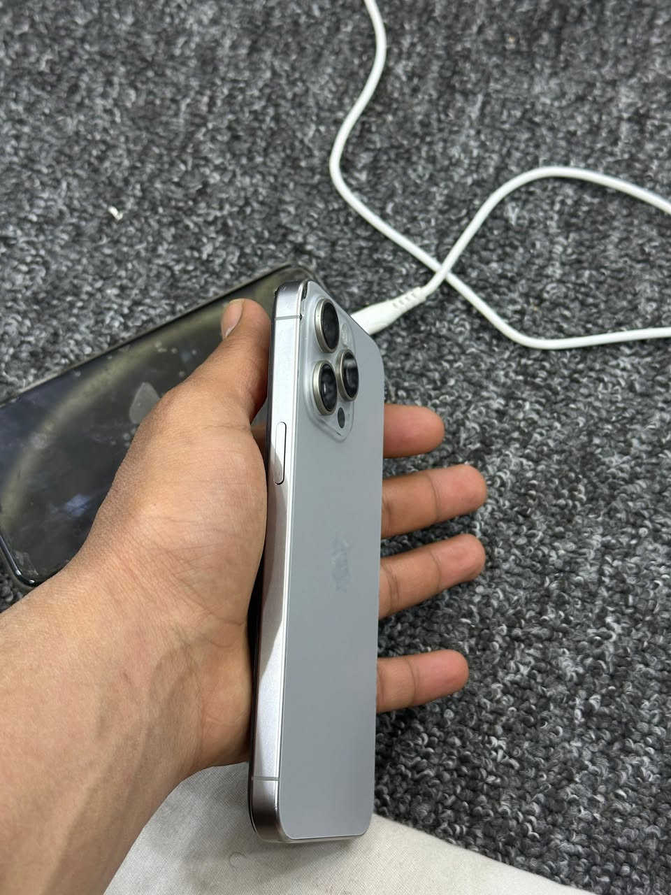 سلام عليكم ايفون ١٥ برو ماكس شرق اوسط كامل ملحقاته تليفون نضيف مكفول من جميع نواحي بس مبدل شاشة مالتة فقط واصلـية مكاني بصرة كرمت علي ابو صخير سعر ٩٥٠ وبية مجال لشراي رقمي ***********
