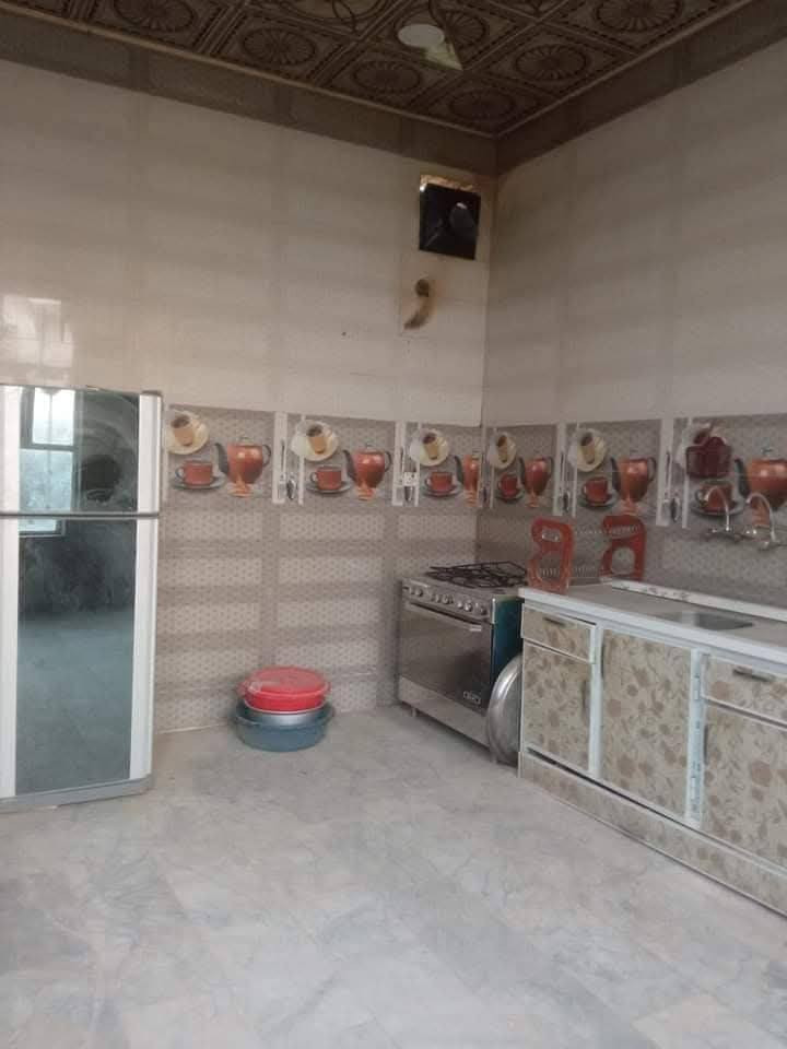 السلام عليكم بيت للبيع ب51 مساحته 300 طابقين غرفتين وصاله كبيره وبراني وحديقه وكراج سياره ومطبخ جوه وغرفتين وصاله فوك وسطح ثالث السعر علا هذا رقم***********
