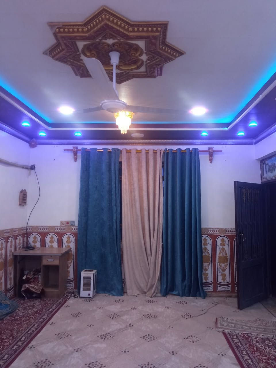 بيت للبيع مساحه 200 م بشارع المطار مقابيل اللادار خلف عماد سكر بشارع اسواق الاخوين ***********
