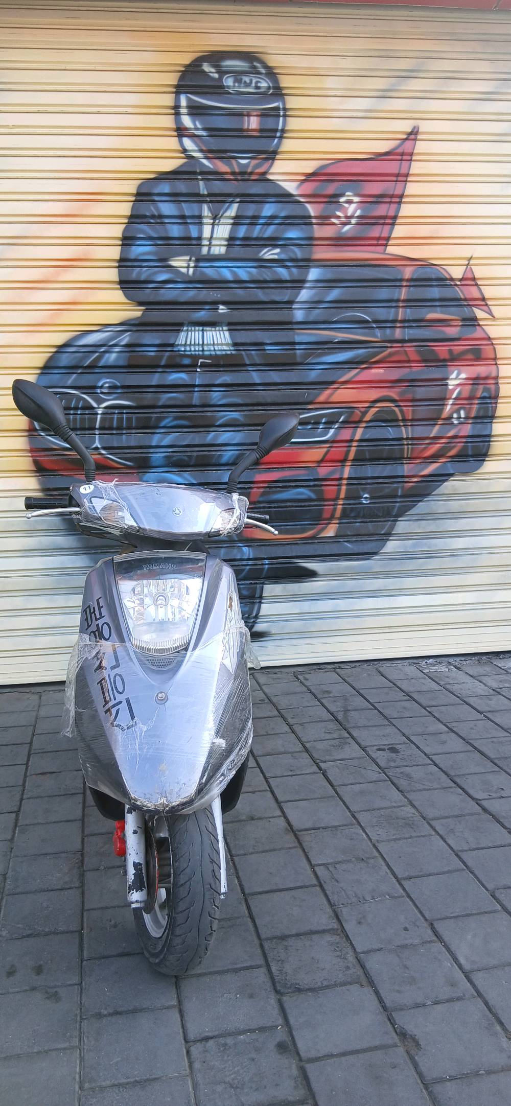 لدينا دراجة نوع ياماها لونها فضي في حالة جيدة. مناسبة للقيادة اليومية والمهام المختلفة. تتميز بسهولة القيادة والتوازن الجيد. مثالية للتنقل في المدينة.