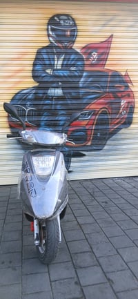 لدينا دراجة نوع ياماها لونها فضي في حالة جيدة. مناسبة للقيادة اليومية ...