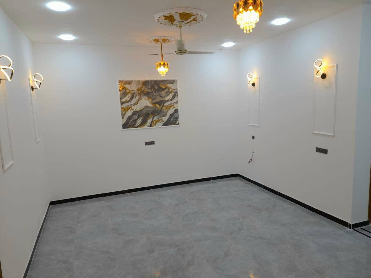 #اسعد_الله_اوقاتكم_بكل_خير⁉️👋 

يتوفر بيت للبيع  
#طابو ملك صرف زراعي عراقي وكاله ونسخه من الطابو  ولملاك موجود حي يرزق

مساحة البناء 200م
 
 بيت الركن 
يحتوي البيت على 
3 غرف  5×4
ديوان 8×4
مطبخ 5×4
هول 3×5
صاله 8×5
صحيات داخلي وخارجي
كراج سياره
وحديقه مرتبه 
 البيت بي مساحه ترك 
#البناءجديد 2026 درجه اولى وجاهز من كلشي  منطقه هدوئ ومتوفر بيها جميع  
 الخدمات ماء كهرباء مدارس قريبه مستوصف سوك كافة الخدمات متوفره
البيت فارق وجاهز للسكن 
البيت يقع على شارع 10م  اناره الشارع كله

#العنوان : بصره ابي الخصيب كوت ثويني ////   قريب على صيدلية كوت ثويني //
البيت يبعد عن الشارع كوت ثويني التبليط100م 
(( السعر  133  وبي مجال ))
☎️((***********))☎️
             محمد
