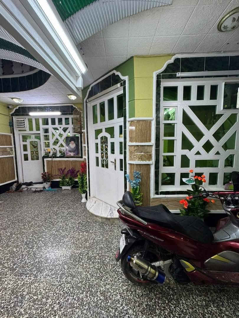 150متر #للبيع 
الموقع /الشعب حي التجار ،الضباط
واجهه ٧ونص 
النزال ٢٠ 
مدخلين 
يحتوي على 
استقبال ،مطبخ معزول ،خدمات في كللا الطابقين وخارجية ،
4غرف نوم 
للمعلومات أكثر مراجعه مكتب القريشي   للعقار 
***********
