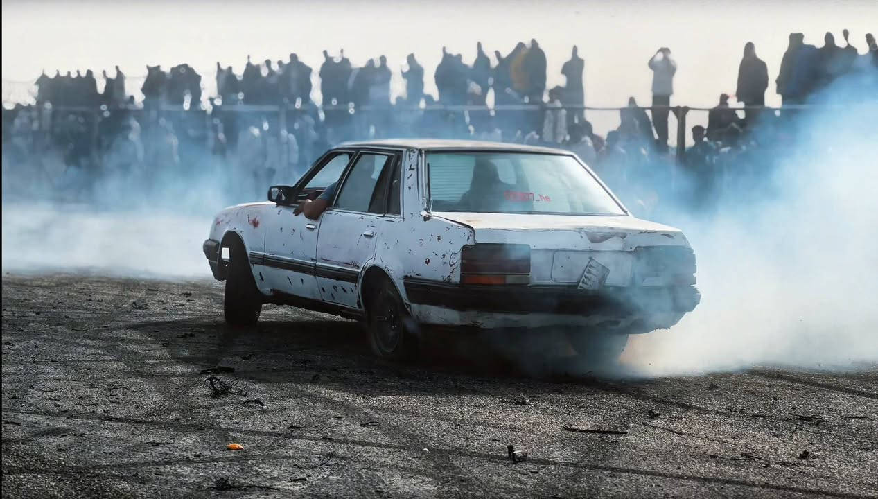 السلام عليكم شباب سيارة للبيع نيسان عله 200 L(سيارة استعراضيه فقط ) محرك وكير 3000 وارد توا شادهن عينه وصينه دبل سعر 22 بيها مجال (***********واتساب)
