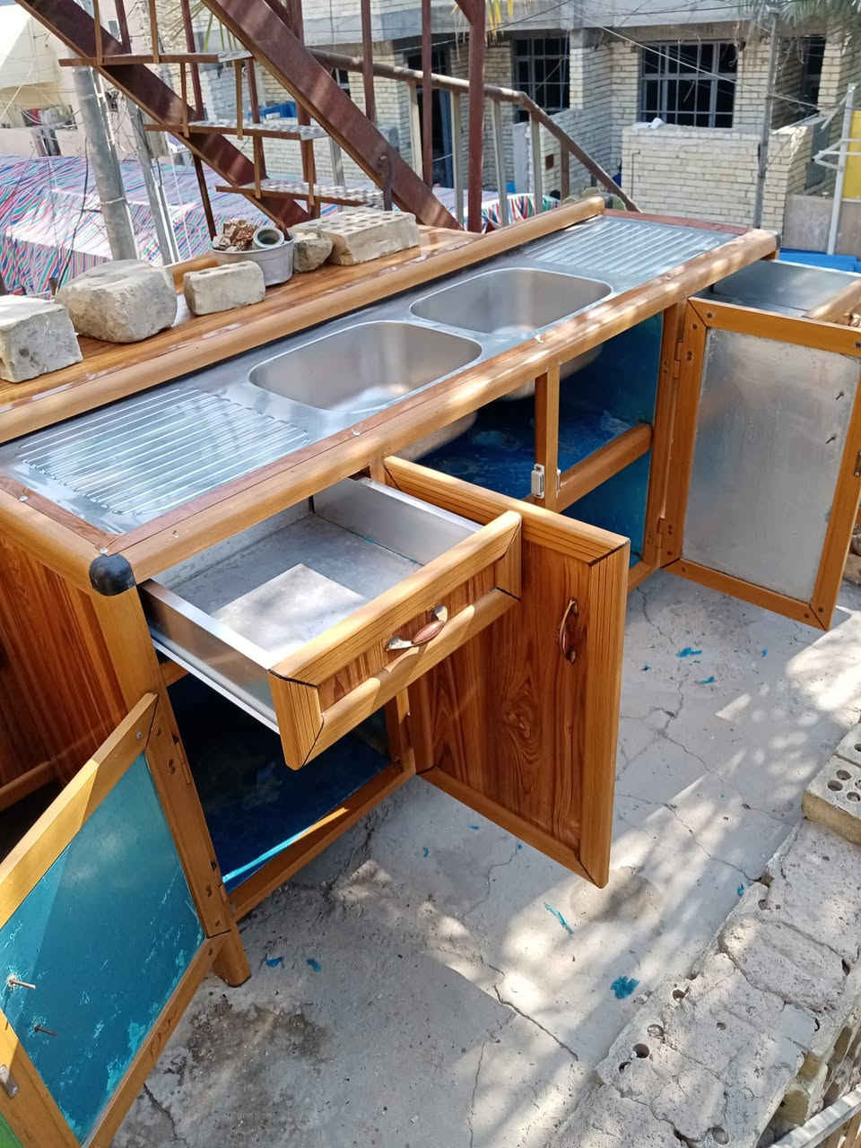 للبيع سنك الاسباني الاصلي ٣ قطع مبطن ولبليت كلش ثخين وشغل درجه اولى توصا رقم الهاتف *********** ***********
