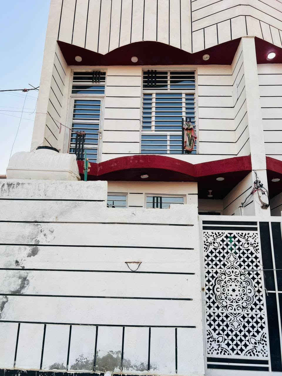 🏡 دار للبيع – فرصة مميزة
📍 الموقع: منطقة الخاچية (عميشة)

✨ المواصفات:
• المساحة: 100 م²
• طابقان جاهزان للسكن
• 3 غرف نوم
• حمام في الطابق الأرضي وحمام في الطابق العلوي
• عرض الشارع: 12 متر
• موقع مميز مقابل ساحة
• جميع الخدمات متوفرة (ماء، كهرباء، مجاري)
• الشارع مُسبّس
• معاملة الدار مصفّرة وصاعدة إلى بغداد

🏠 دار نظيفة وجاهزة للسكن مباشرة، بموقع هادئ ومميز وقريب من جميع الخدمات، وتناسب السكن العائلي.

📞 للاستفسار والمعاينة:
***********
