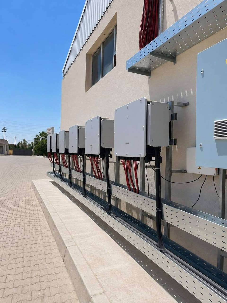 إنجاز جديد يضاف إلى مشاريعنا الناجحة في قطاع الطاقة الشمسية. ✨⚡
نفخر بمشاركتكم أحد مشاريعنا المنفذة في أربيل – مصنع نايسس، حيث تولّى فريق شركة القيثارة للطاقة الشمسية تنفيذ الأعمال الكهربائية الخاصة بالمنظومة، والتي شملت:

🔹 تنصيب وربط الإنفرترات
🔹 تنفيذ البوردات الكهربائية (DC)
🔹 الفحص والاختبارات الفنية
🔹 تشغيل المنظومة والتأكد من جاهزيتها للعمل بأعلى كفاءة

مواصفات المنظومة:✅ On-Grid بقدرة 750 kW
✅ 1400 لوح LONGi Hi-MO X10
✅ 6 إنفرترات بقدرة 125 kW لكل إنفرتر
✅ قدرة تشغيلية تصل إلى 2800 أمبير

📍 الموقع: أربيل – مصنع نايسس

نلتزم بتنفيذ الأعمال الكهربائية وفق أعلى المعايير الهندسية لضمان تشغيل آمن، مستقر، وذي كفاءة عالية لجميع مشاريع الطاقة الشمسية.
للتواصل والاستفسار : ***********
