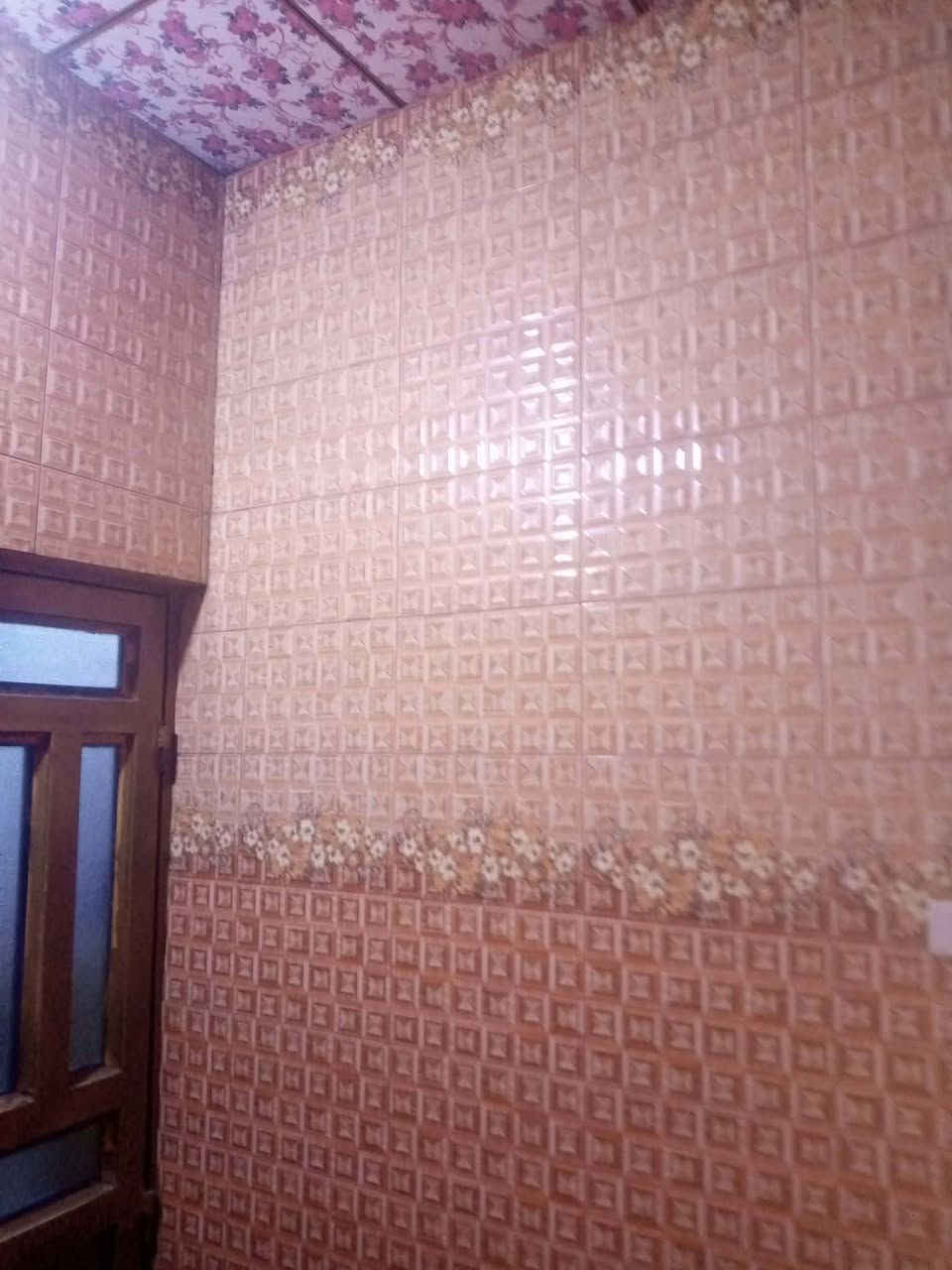 دار للبيع على شارع الحولي بصف الركن قرب مركز العكيكه
المساحه ١١٠
غرفه +داونيه+صاله+صحيات + مطبخ 
بناء طابوك كونكريت 
للاستفسار ***********
مكتب الأنوار للعقار
