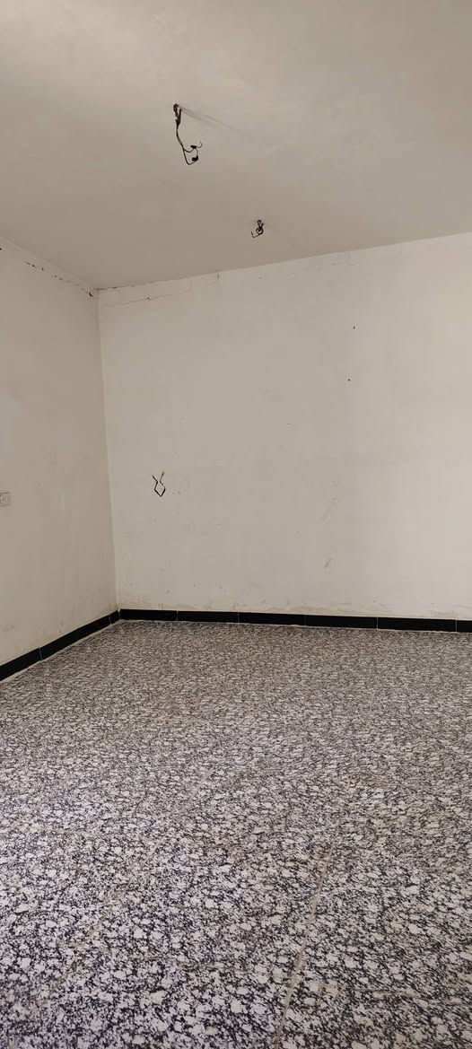 السلام عليكم بيت للايجار طابق ونص غرفتين نوم واستقبال وصالة ومطبخ وحمام ومنور وساحة مساحتة البيت 100 متر   البيت كامل مكمل  مكان البيت بغداد الزعفرانيه شارع الكهرباء للاستفسار الهاتف ***********
