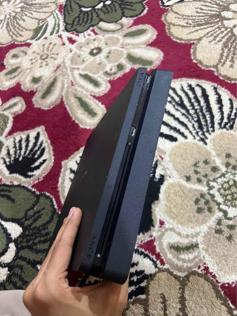 سلام عليكم بليستيشن 4 سلم 500GB نضيف اخو الجديد شرط الفحص والضمان 
محتويات البلي اقراص عدد 2 
وجوستك وحدة وكابل شحن وكابل تشغيل 
السعر 230 الف 
عنواني البصرة الجمعيات الاولى 
*********** البصرة, العراق
