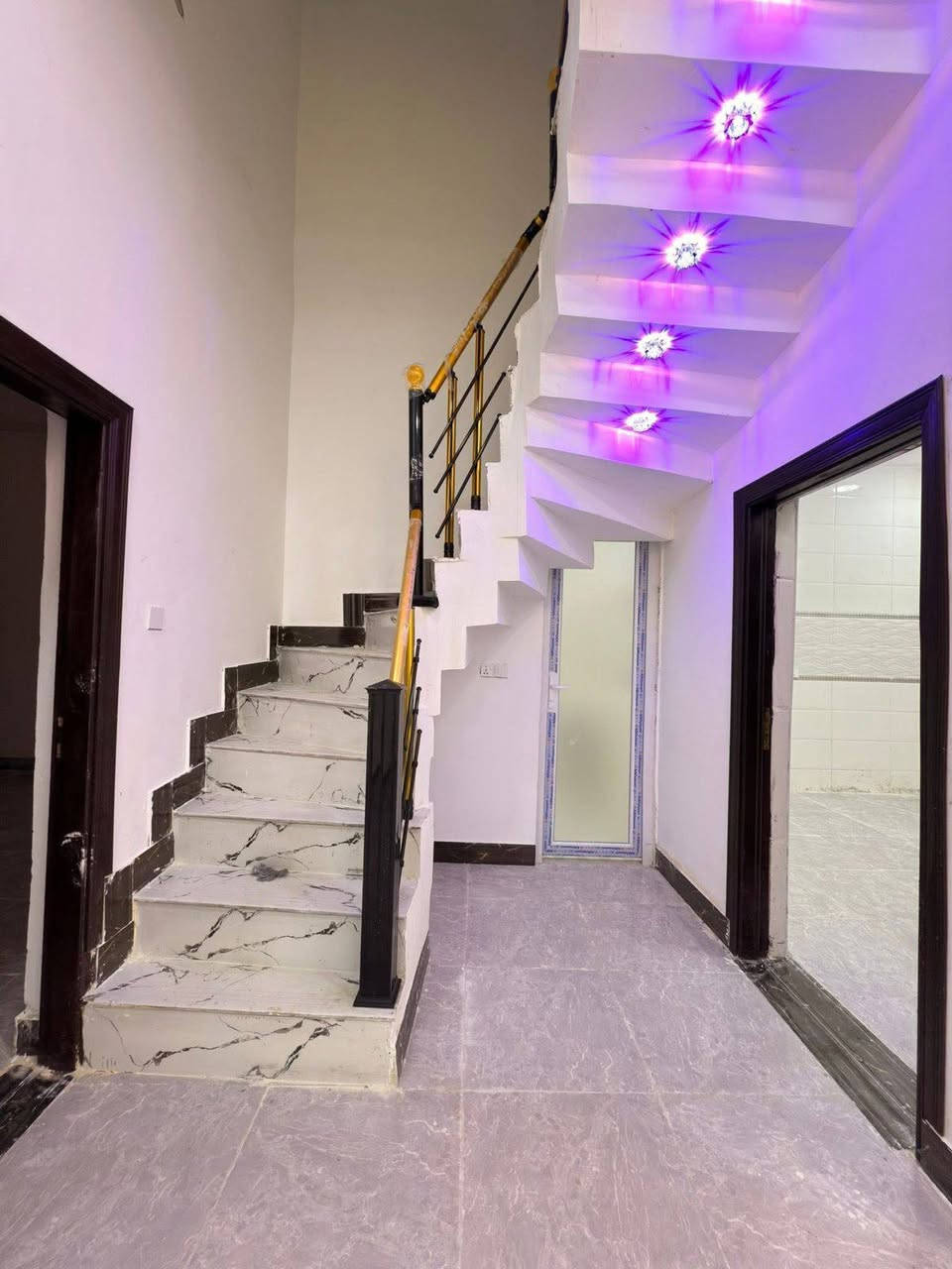 #سلام عليكم وسعد الله أوقاتكم ⁉️🤩 

#دار سكن للبيع بناء حديث 😍 

#المساحه 130 متر ركن 
#وعلى شارع تبليط 10 متر  و كافه الخدمات متوفره 

#يحتوي البيت على غرفتين نوم سويت و ديوان 
#و صاله 
و مناور 
و مطبخ 
و صحيات داخلي و خارجي بيت يخبل ماشاءالله 

#العنوان ببو الخصيب  منطقه كوت الحمداني على شارع تبليط 10 متر موقع راقي قريب على المحكمه

طابو صرف زراعي بأسم عراقي نموذج 25 راعي لارض موجود نفس 
المنطقه 

السعر 85 و قابل للتفاوض 
للاستفسار *********** البصرة, العراق
