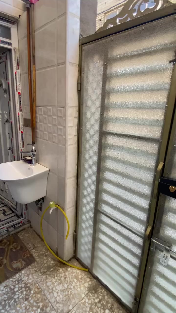 السلام عليكم نصف قطعه للبيع مدينه الصدر مقابيل سوق الأولى قطاع ٢الرقم ***********
