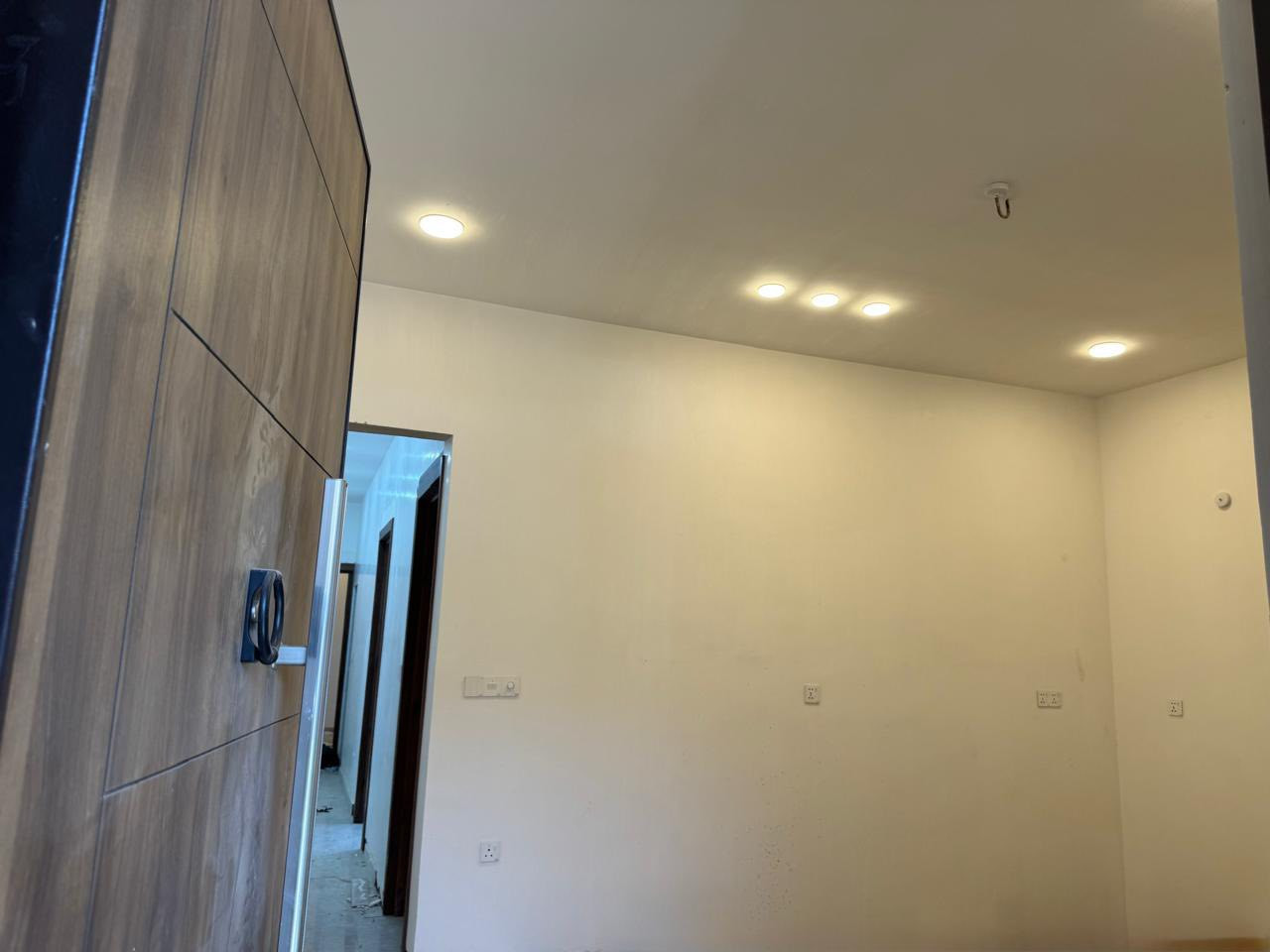 متوفر شقه واحد طابق ثالث الاول ول ثاني اتئجر للا بناء حديث ارضيه بورسلين شبابيك المنيوم ابواب تركي  مساحه الشقه 100 متر. تحتوي كل شقه على غرفتين نوم واستقبال ومطبخ وحمام تواليت مشترك البناء حديث غير مشغول سابقا كل شقه لها خط كهرباء وماء وسخان مستقل  العنوان الغزاليه شارع مدير الأمن رقم الهاتف ***********
