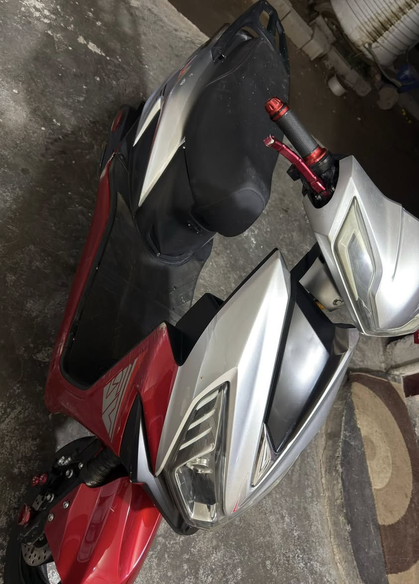 مرحبا شباب عندي دراجه شحن سكنس                                                    دراجه خير من الله اشحنها شحنه وحده 
اضل وياي اسبوع ادراجه ماشيه 5488 km
انضافه دراجه مثل ماموضح بل صوره سعر 
 ٦٥٠ الف او بيها مجال حم الجيه مكان الدراجه 
بغداد الدوره ***********
