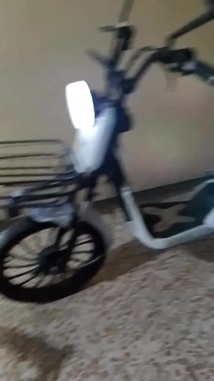 السلام عليكم ماطور شحن للبيع الماطور بي الملف عاطل بس يمشي والبطاريات نص عمر 4بطاريات كهربائية كلها شغاله ***********
