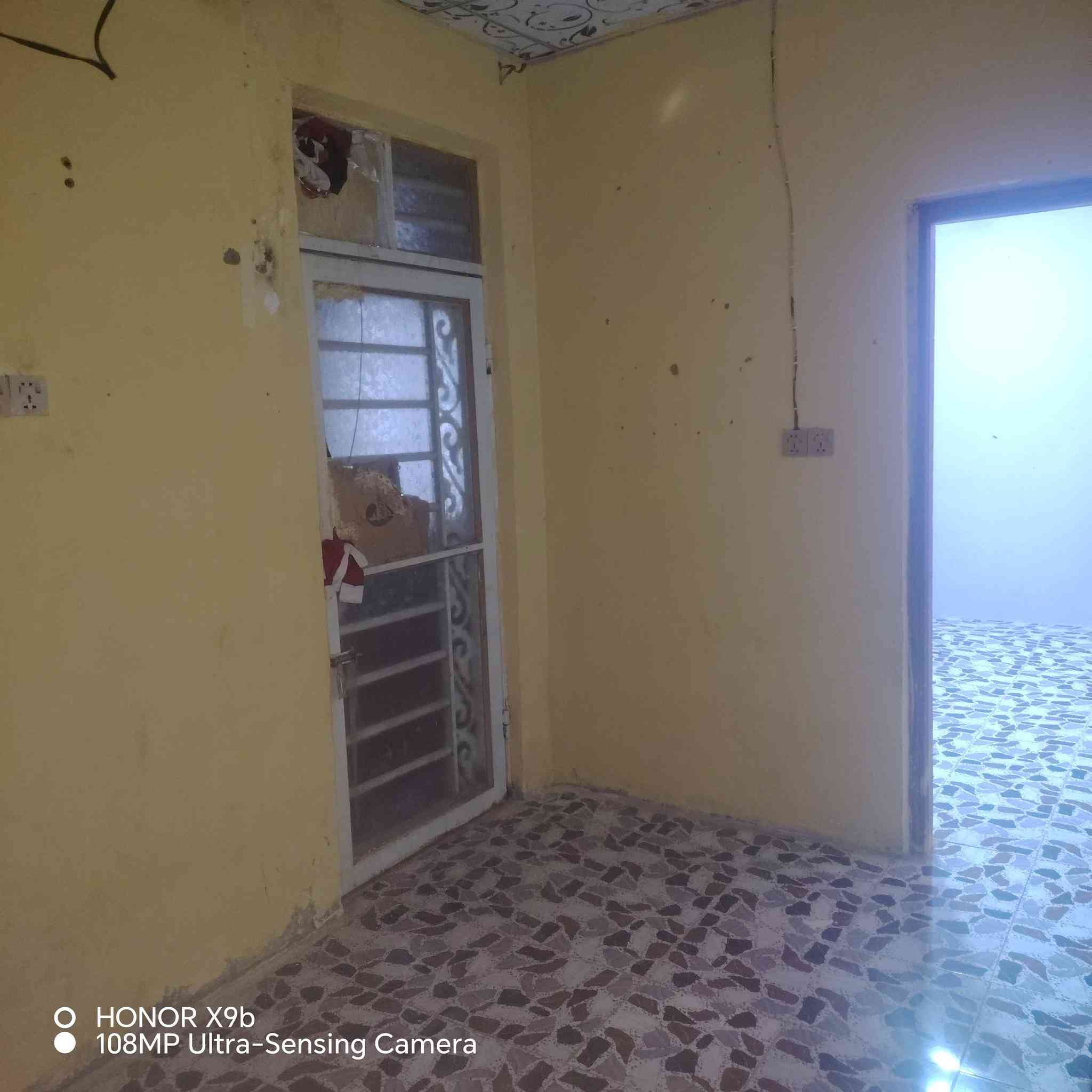 سلام عليكم  بيت للايجار  50 متر غرفه وصاله ومطبخ البيت كلش  نضيف اريضه كاشي وسقوف  من كلشي جهاز البيت قريب ع شارع المطار الجديد شارع الحوزه   ***********
