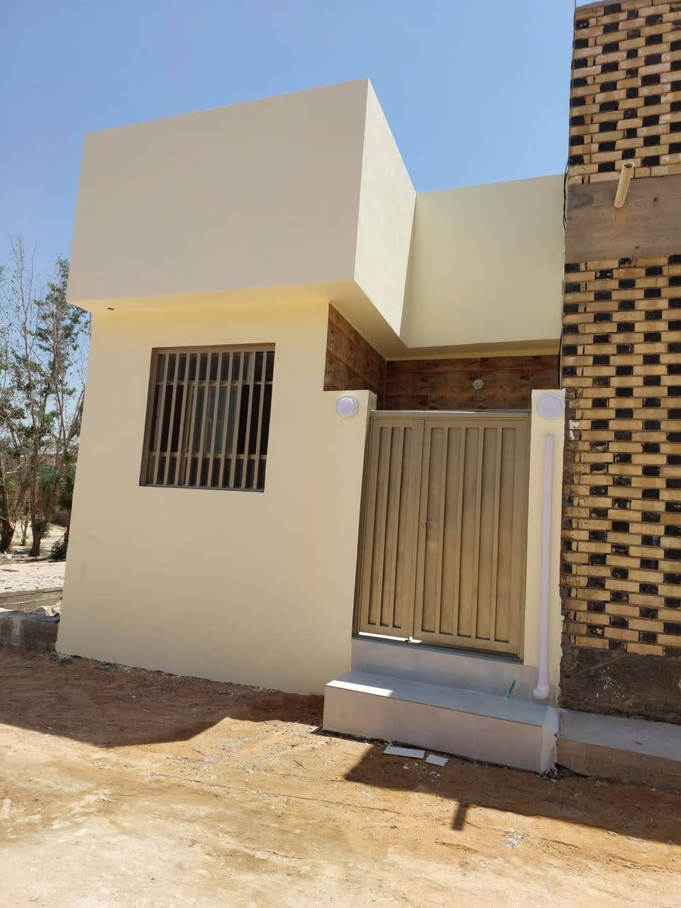 الدار للبيع شارع المطار القديم قرب مجمع الكوثر الطبي مقابل اسواق فارس قريب على شارع عام سند 25 مشمول بل تطويب مساحه 50  متر اساس صب وسقف صب حداديه تسكام درجه اوله كامل تشاريف شغل جناي بيع مباشر من صاحب الدار السعر 27 مليون الاتصال ***********
