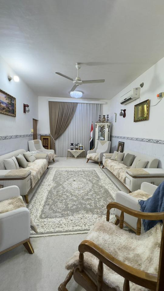 دار للبـيـع في سيف سعد الفرع المقابل لحديقة الواحه المساحه 250متر
الواجهه 10 والنزال 25 
-الطابق الاول يحتوي على مطبخ وصاله واستقبال وغرفة نوم ومجموعه صحيه بالاضافه الى حديقه واسعه 
-الطابق الثاني فيه درج خارجي و داخلي و يحتوي على غرفتين نوم ومطبخ و مكان كعده صغير وصحيات
يحتوي البيت على سطحان
للتواصل على الارقام التاليه:

‭0773 529 9150‬

‭0780 100 3932‬
